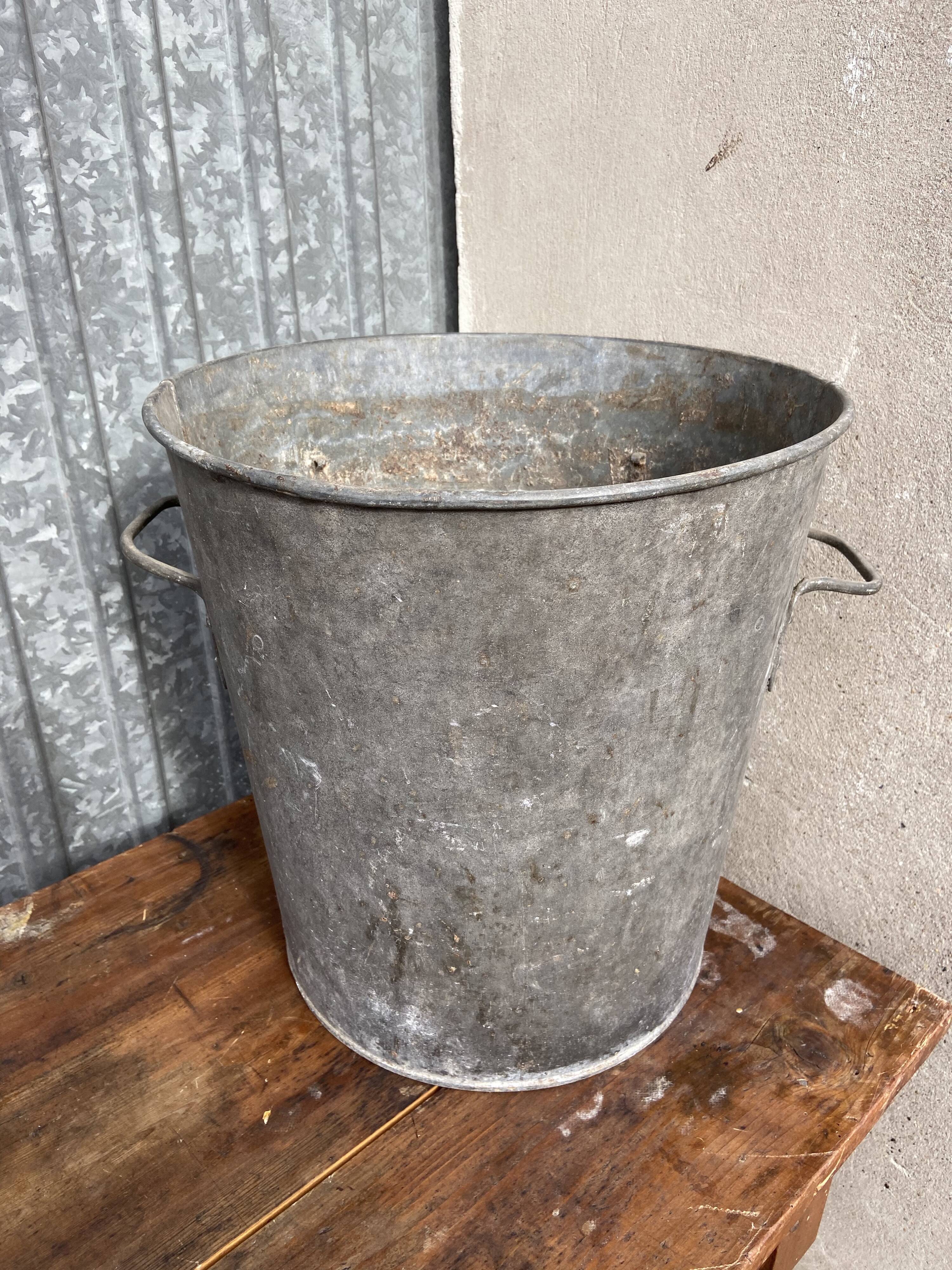 Ancient galvanized zinc laundry basin (133)