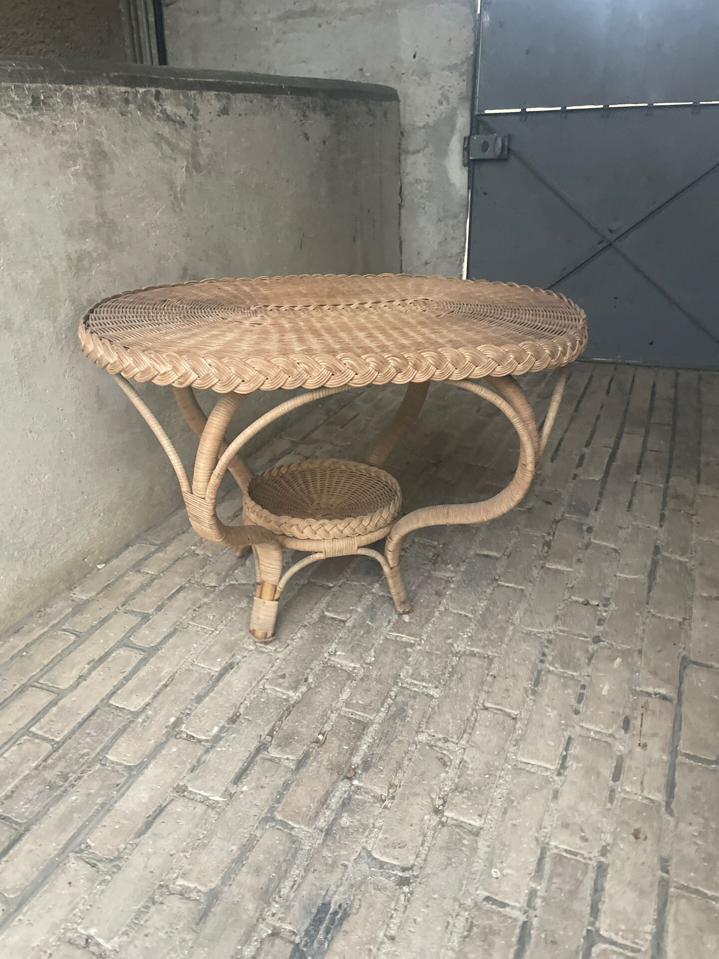 Table d'appoint vintage en rotin et osier tressé