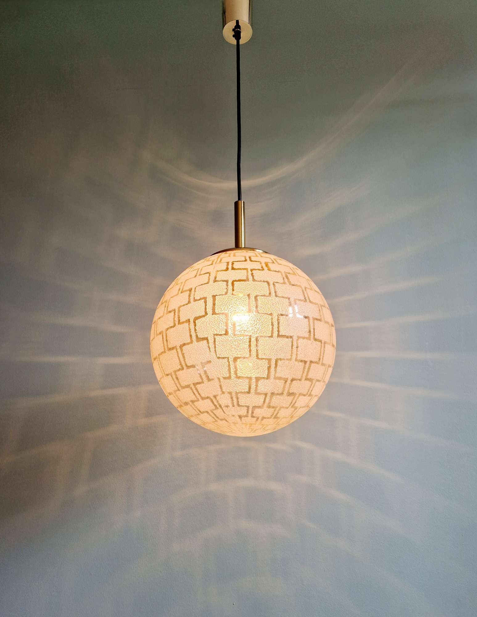 Suspension Space Age in brass and textured glass, 1970s