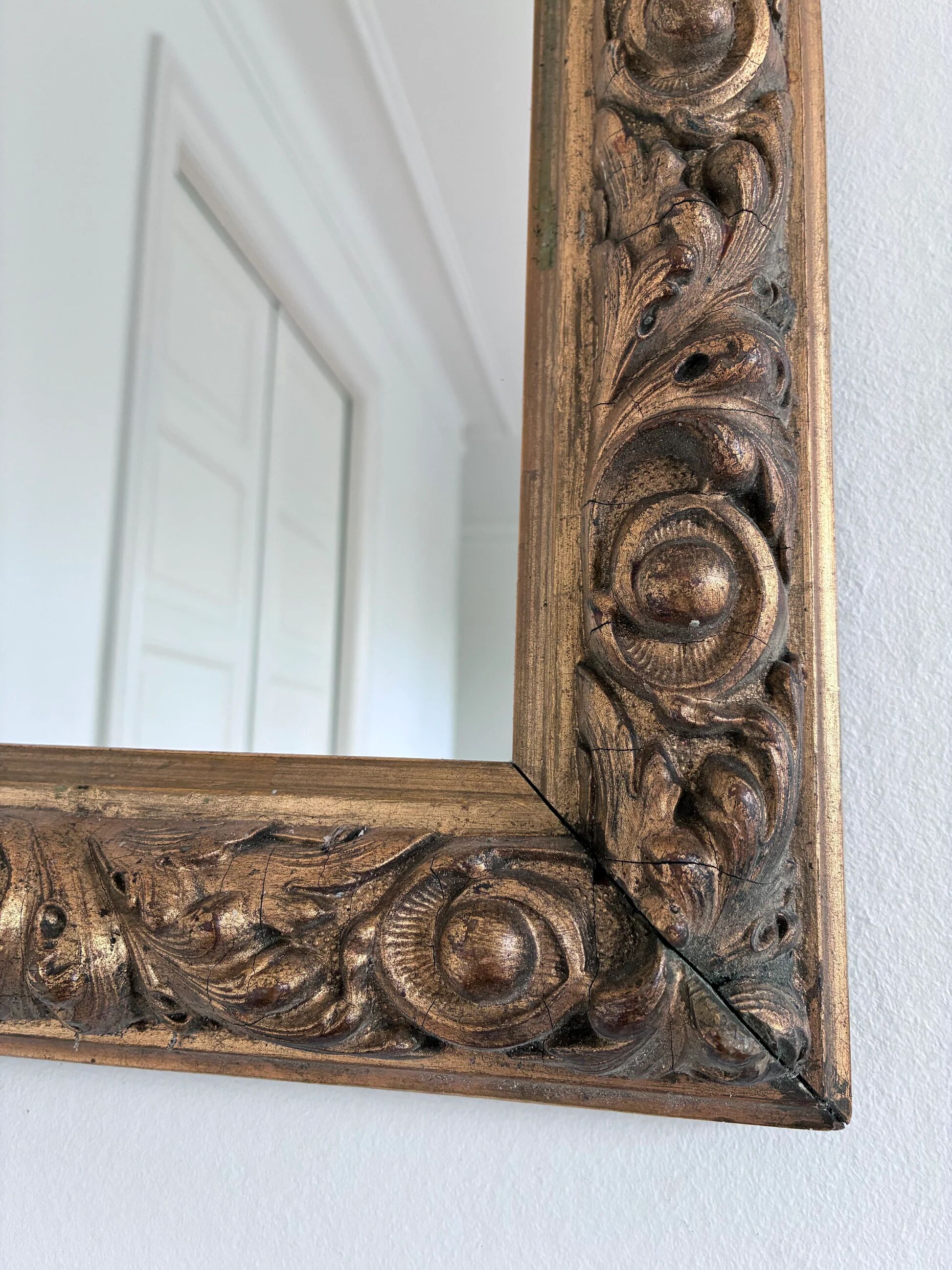 Miroir mural en bois doré antique français en or