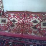 Ensemble canapé, pouf, tapis, table basse, rideaux, tringle