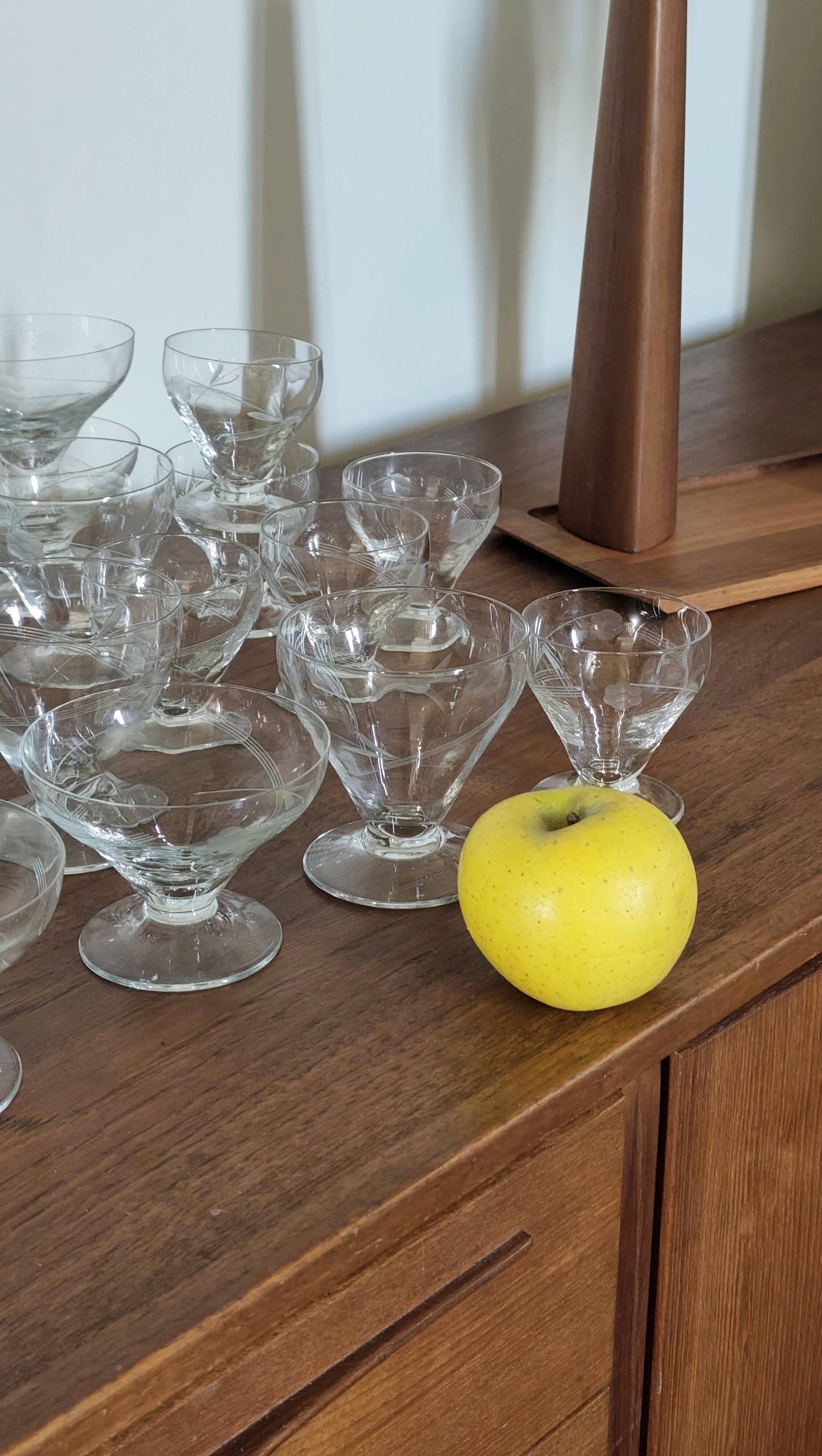 Art Deco glassware service, 21 pieces.