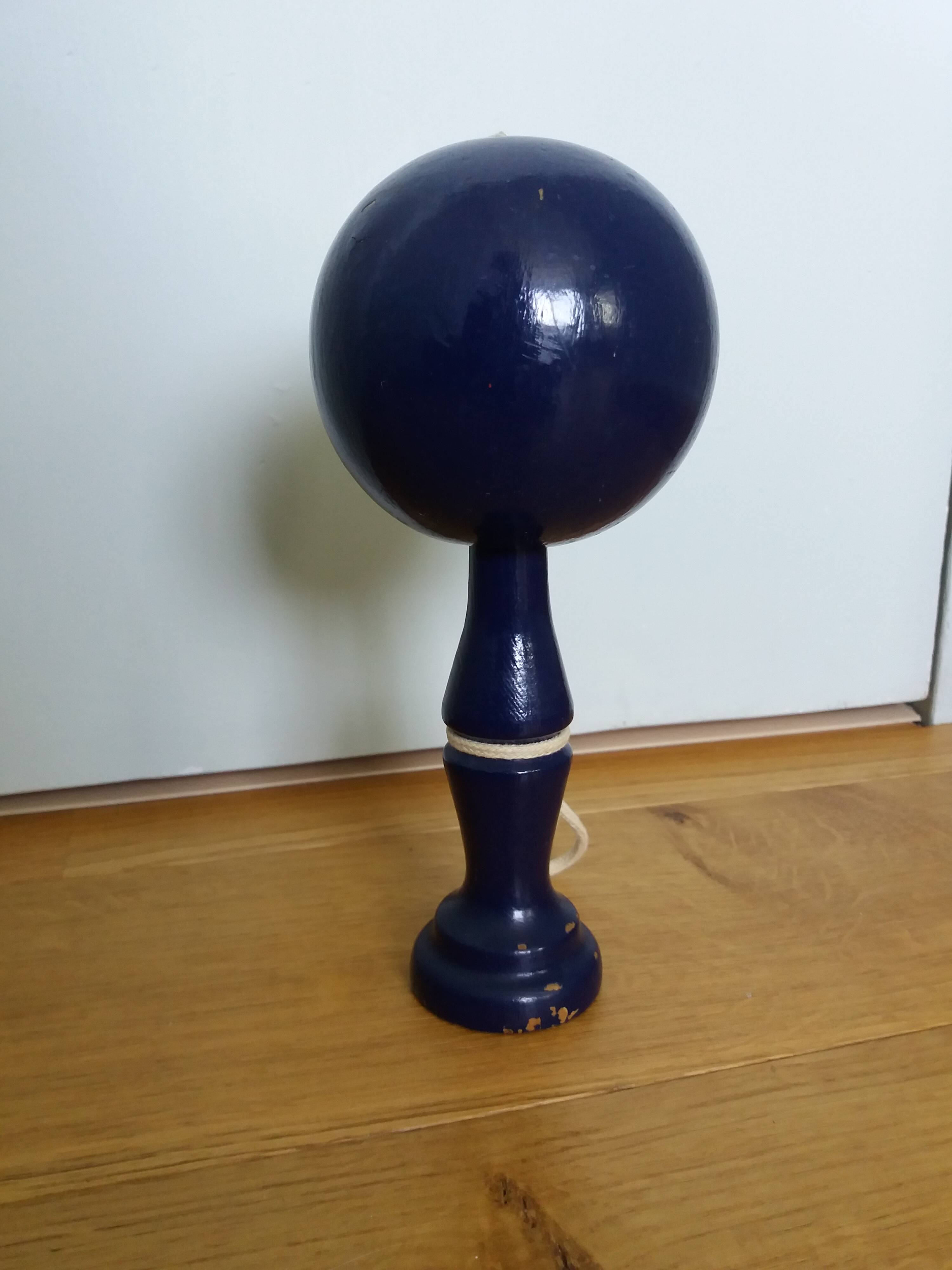 Bilboquet ancien bois laqué bleu
