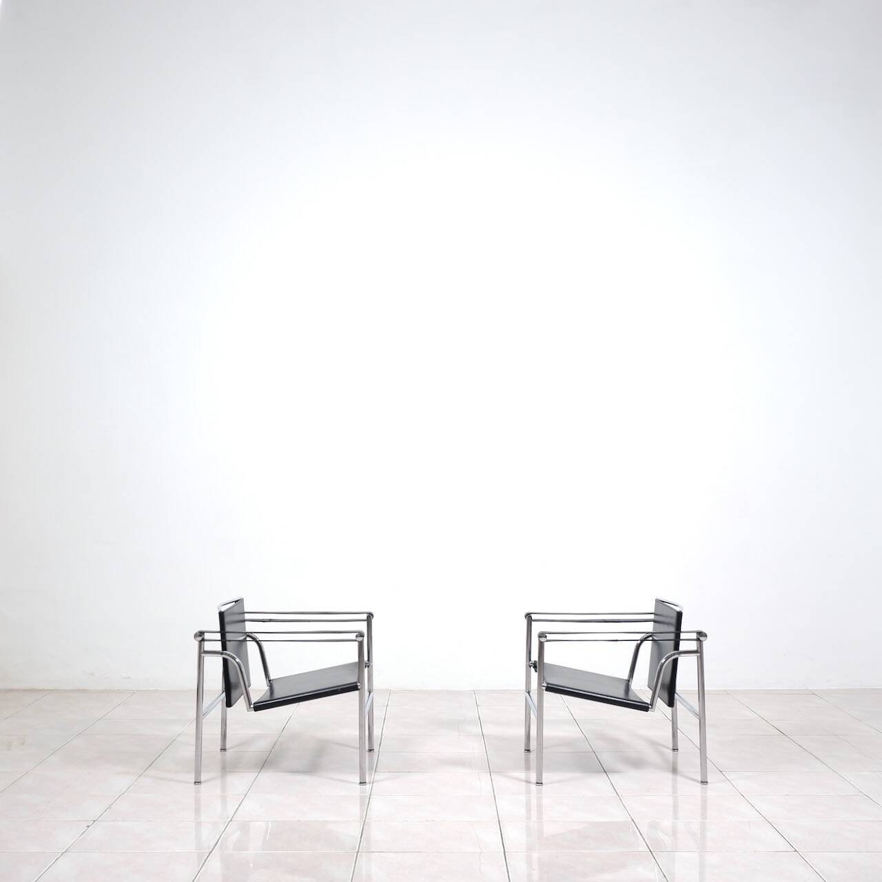 Fauteuil « lc1 » de charlotte perriand pour le corbusier, édités par cassina
