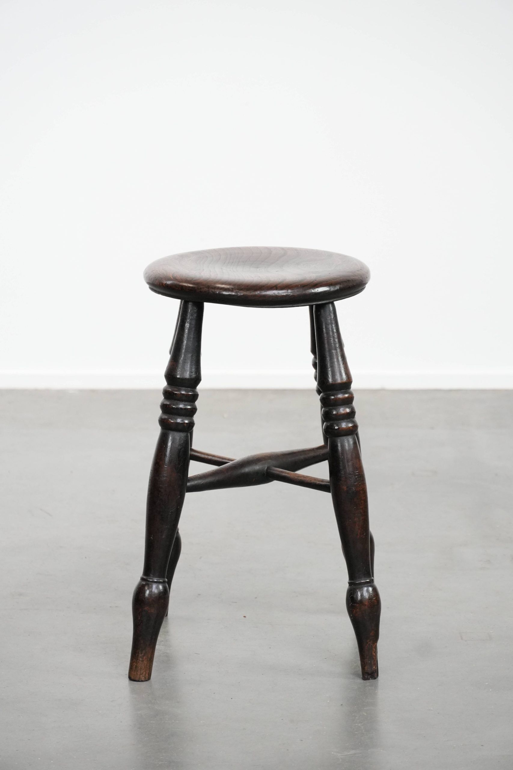 Tabouret Windsor antique anglais du XVIIIe siècle avec du caractère.