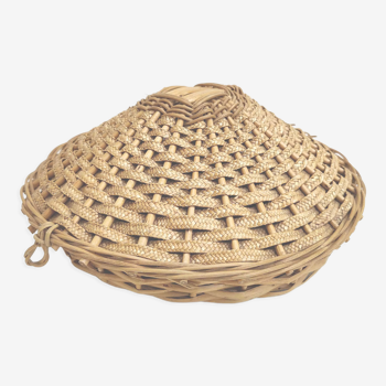 Round rattan basket with its lid