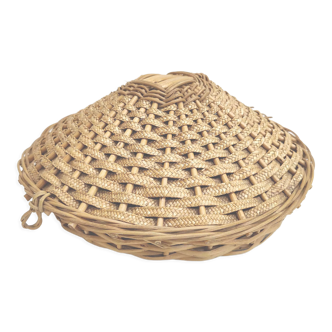 Round rattan basket with its lid