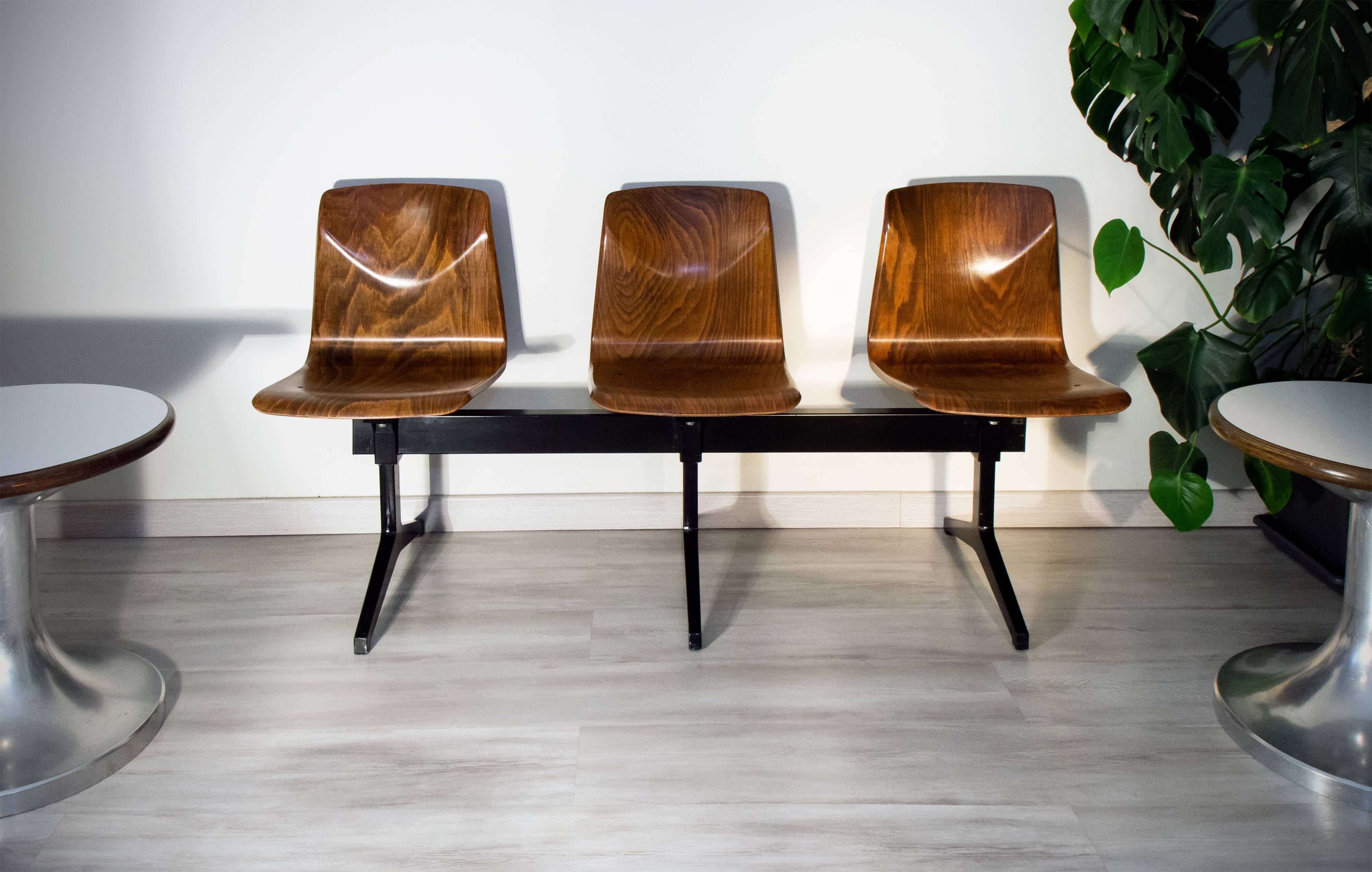Suite de 3 chaises bois sur poutre Mullca