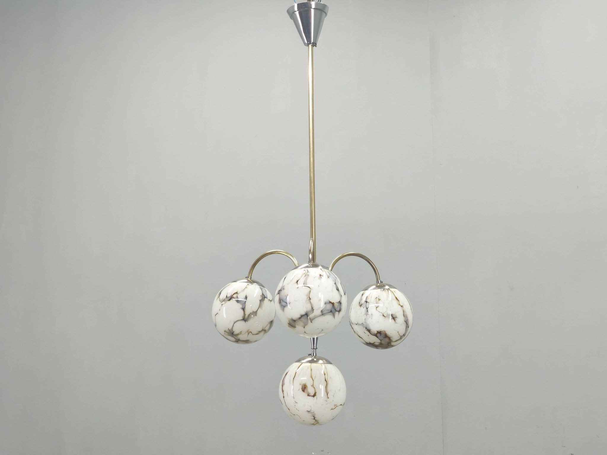 Chandelier Art Déco, verre marbré, laiton et chrome, années 1930