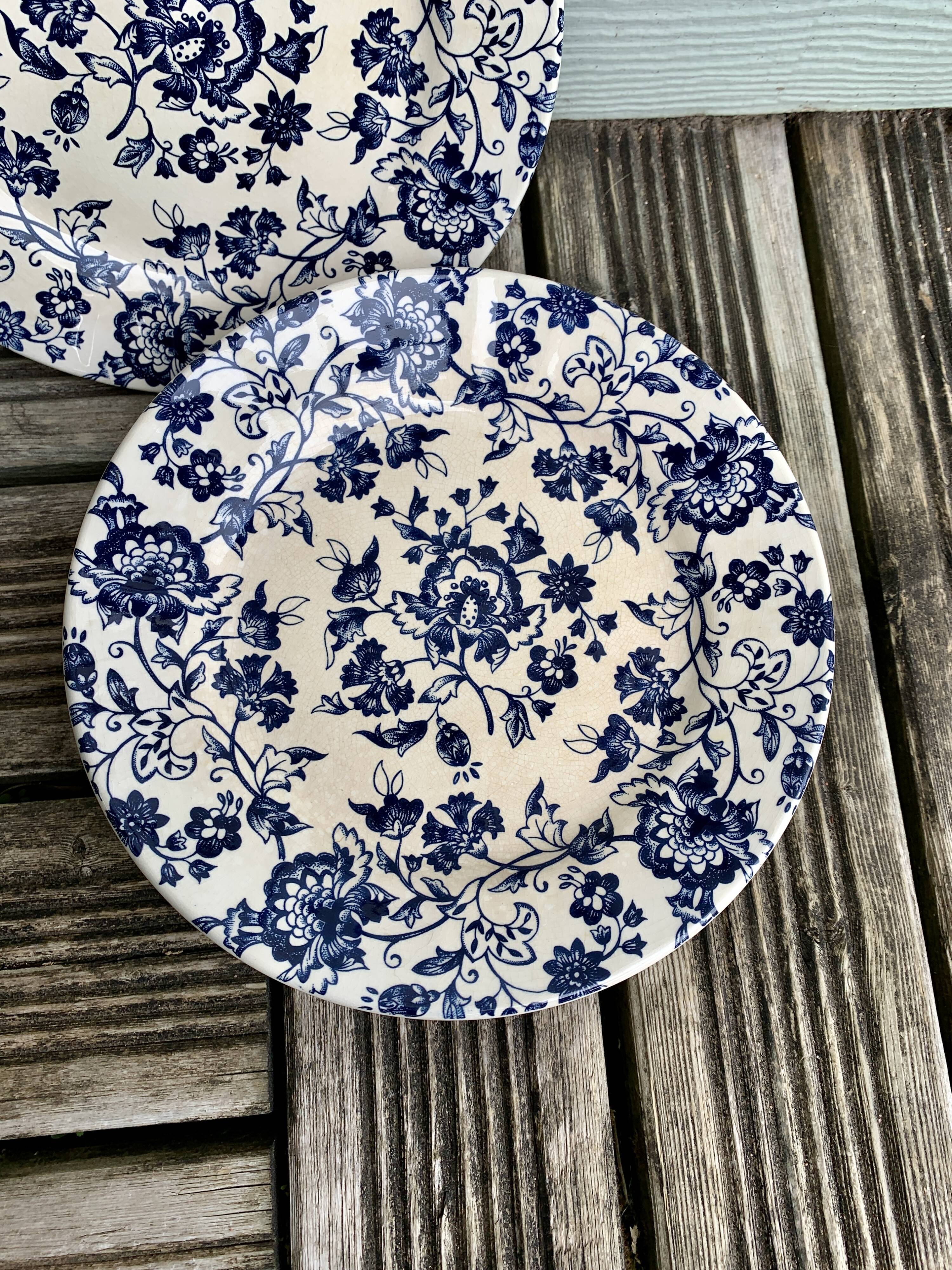 5 vintage plates with blue flowers
