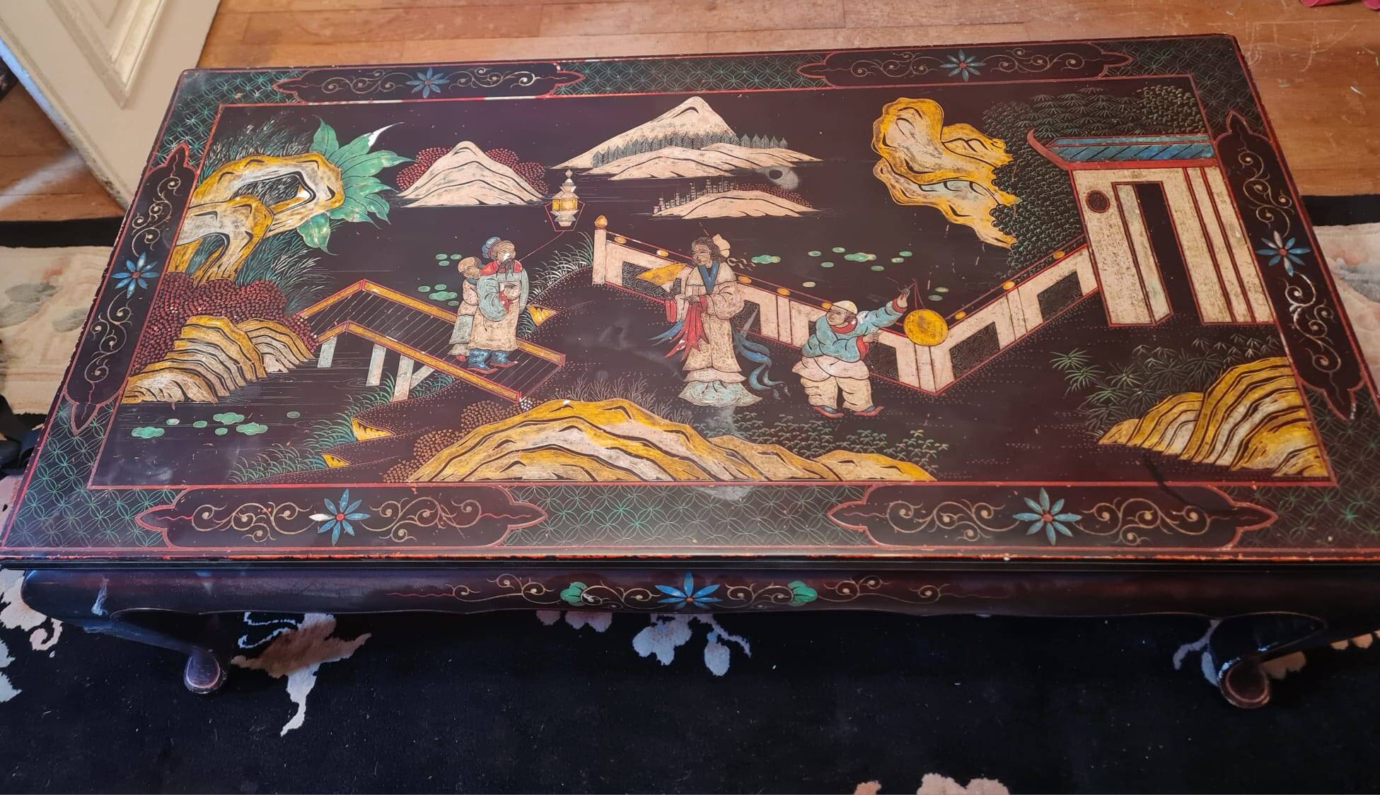 Chinese black lacquer coffee table with figurative decoration – Coromandel style – 20th century.