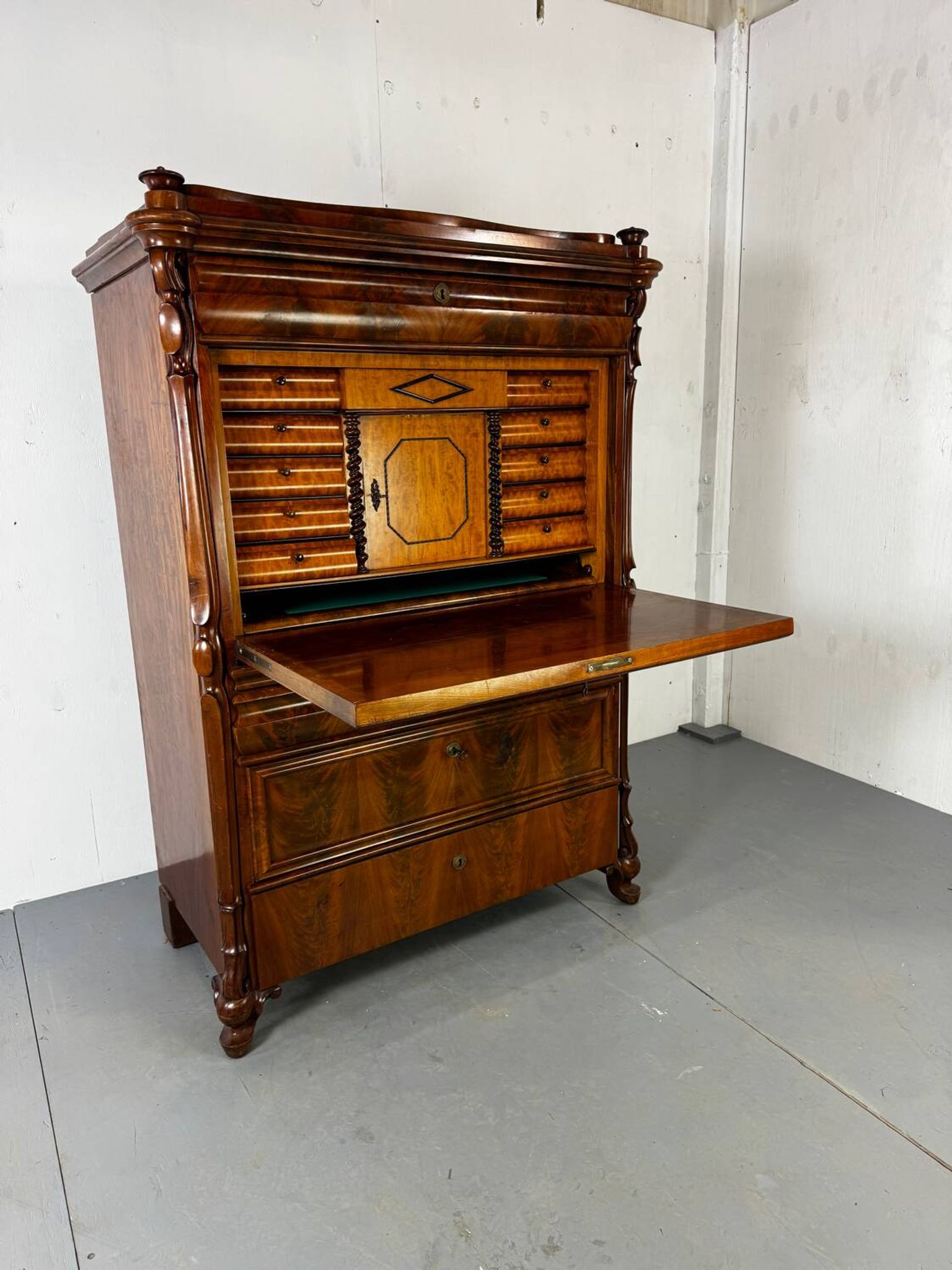 Biedermeier vintage oak and mahogany secretary desk, well-made, 1860.
