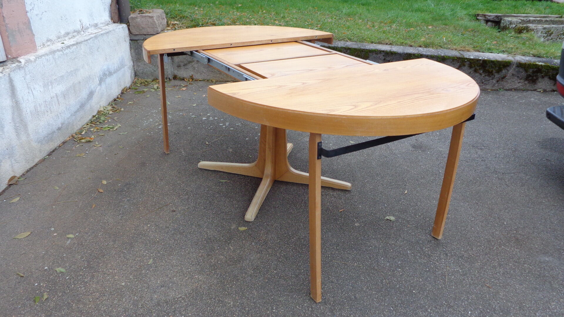Baumann table in white wood
