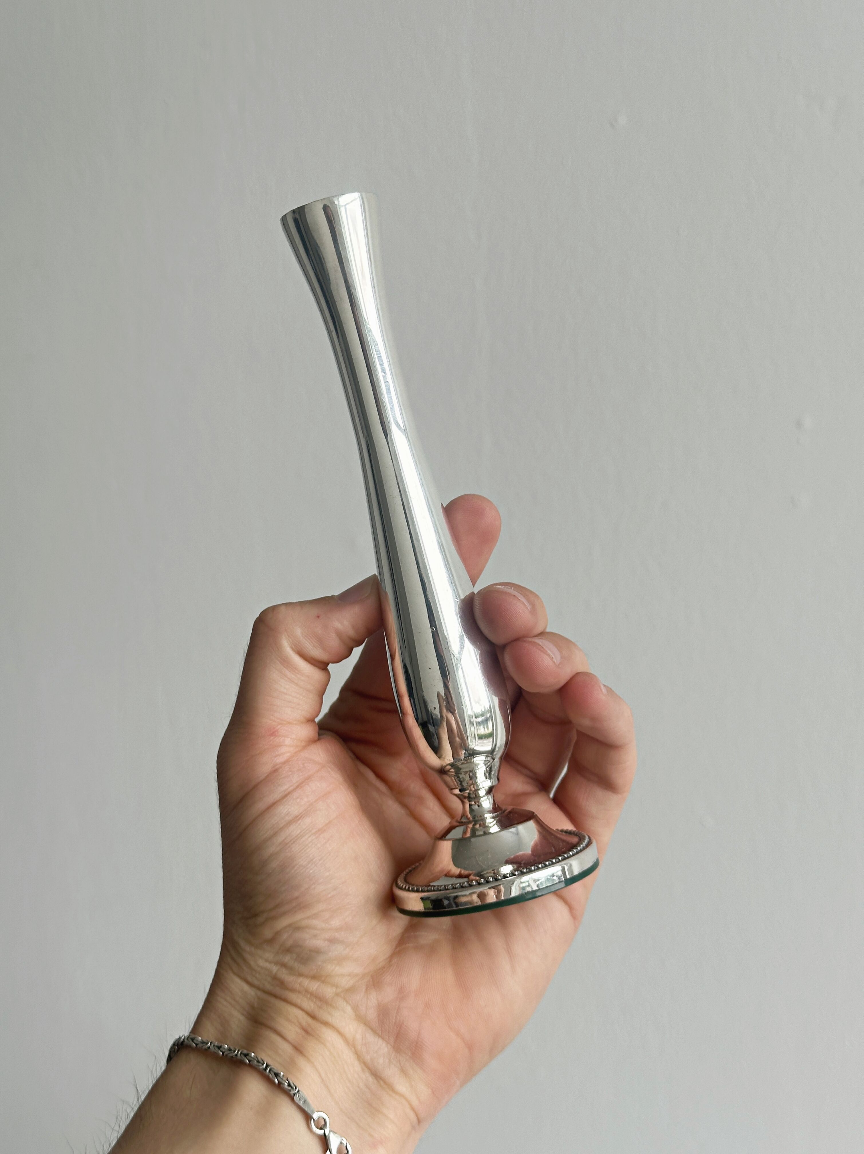 Petit vase soliflore en métal léger