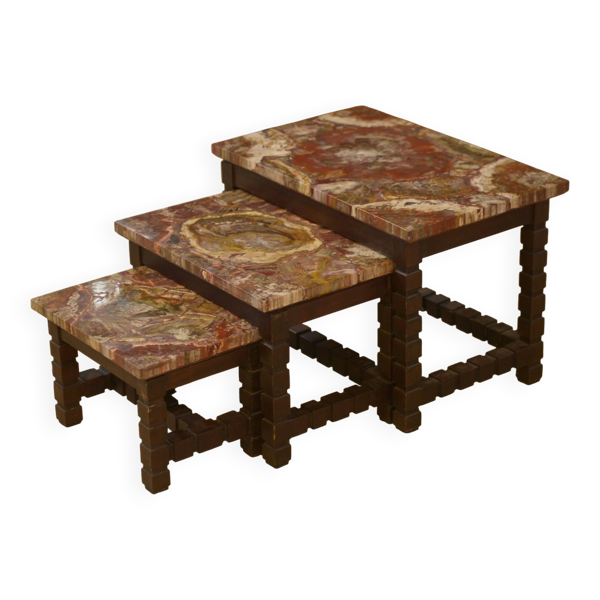 Ensemble de trois tables gigognes en palissandre et plateau en bois pétrifié brutaliste 1960’s