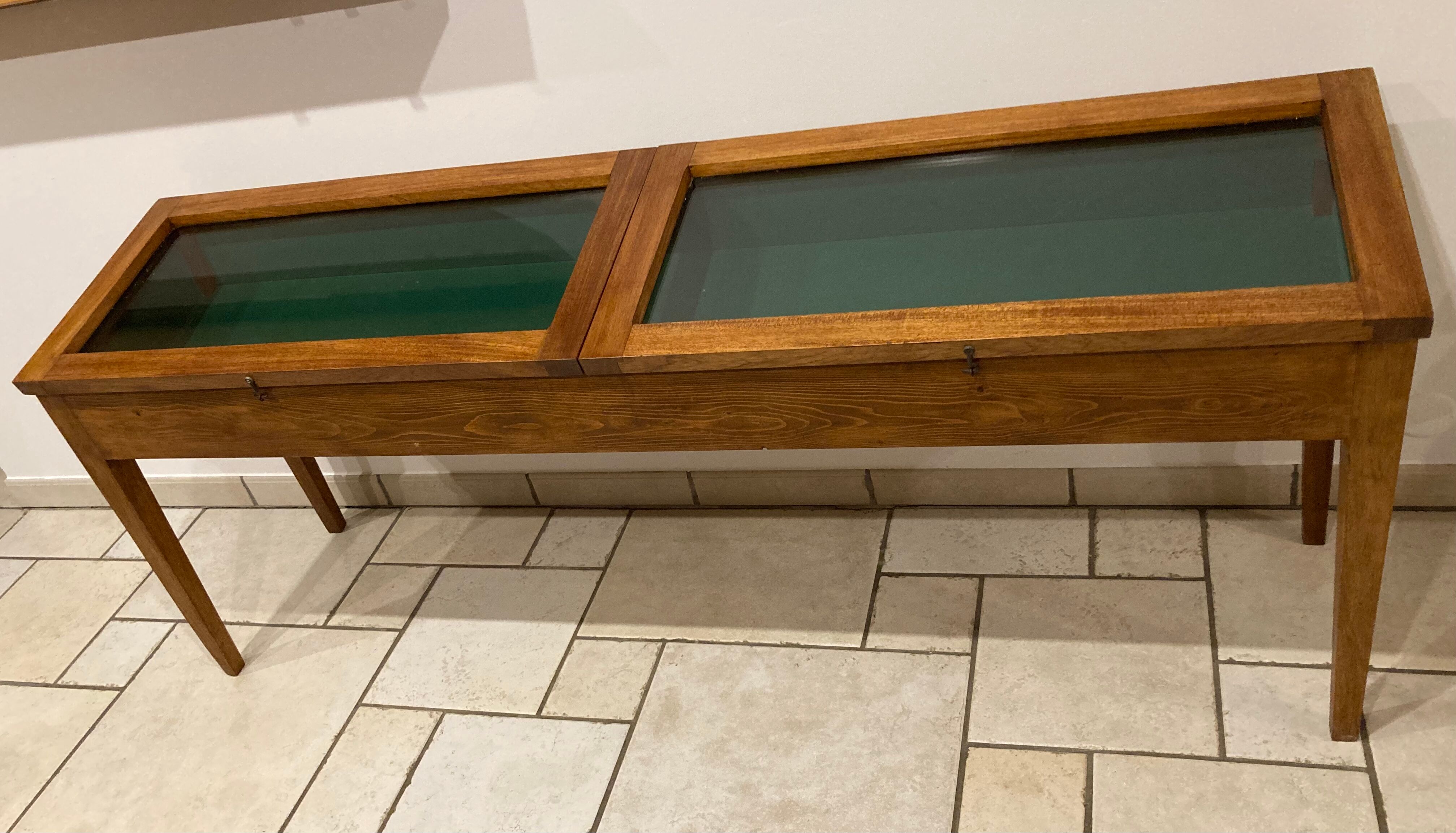 Presentation glass table