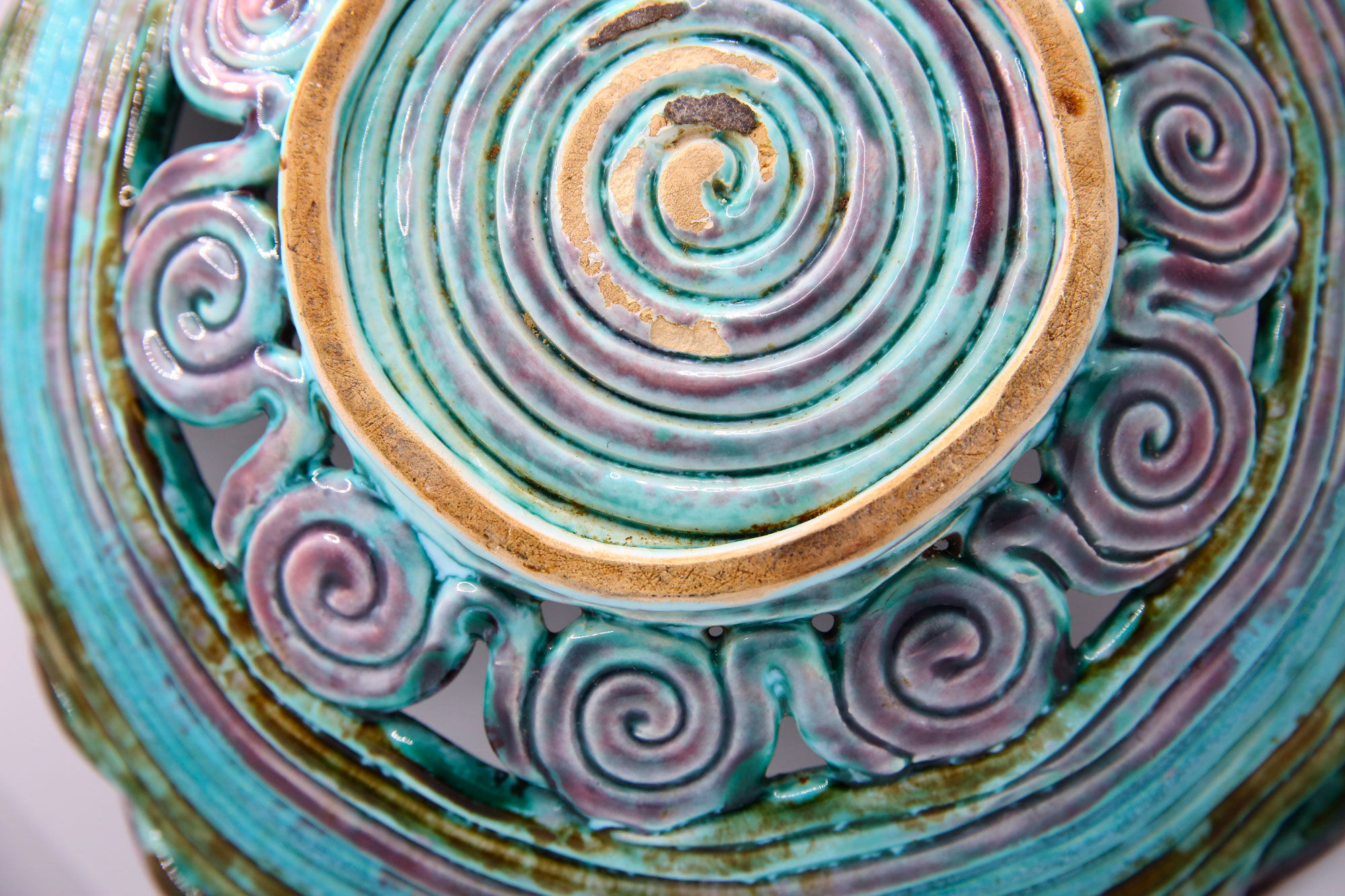 Vintage XL dish in openwork slurry with blue-green and old pink spirals