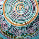 Plat XL vintage en barbotine ajourée aux spirales bleu vert et vieux rose