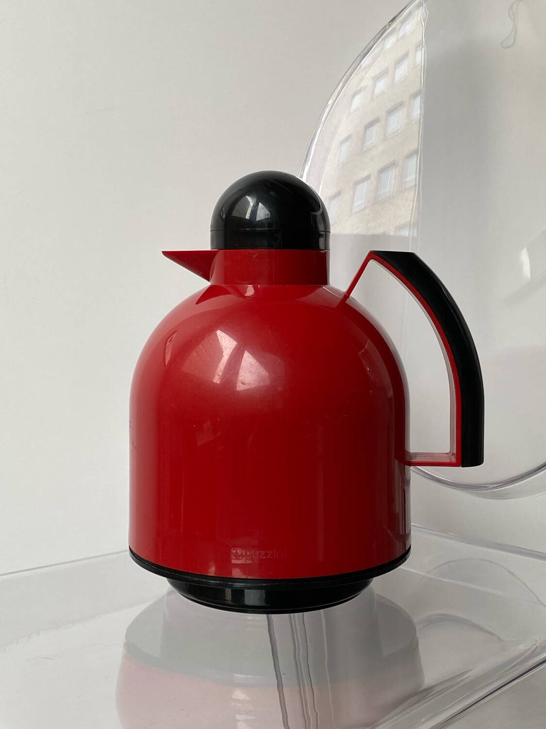 Guzzini Papillon thermos jug in red