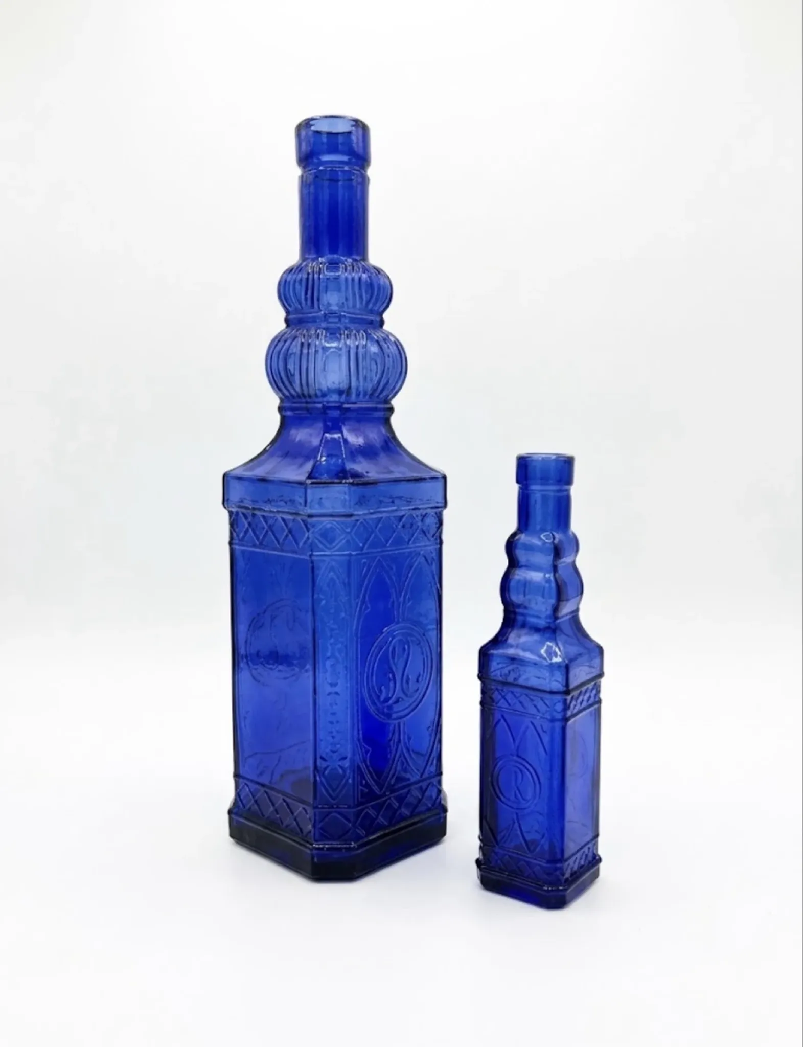 Duo de bouteilles en verre bleu cobalt