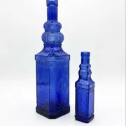 Duo de bouteilles en verre bleu cobalt