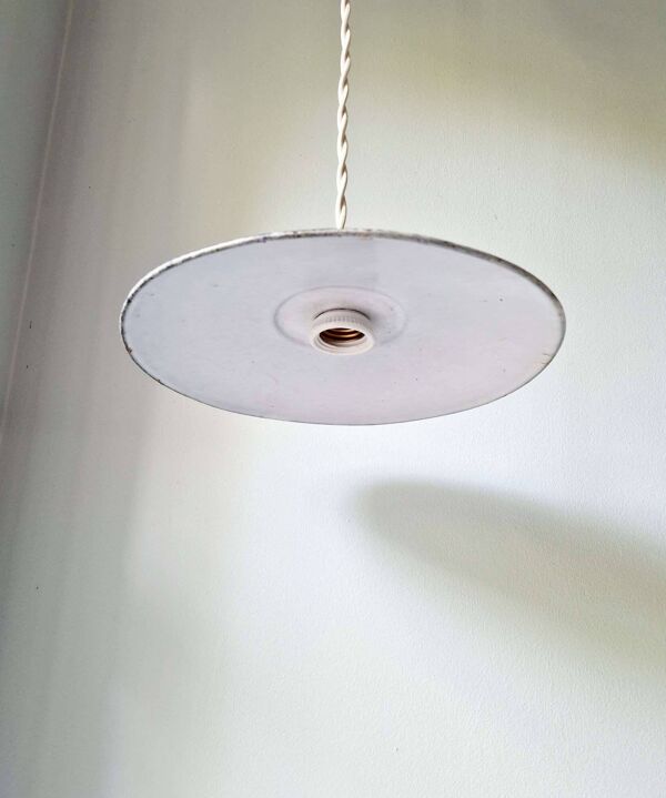 Ancienne suspension industrielle en tôle émaillée bleu/gris