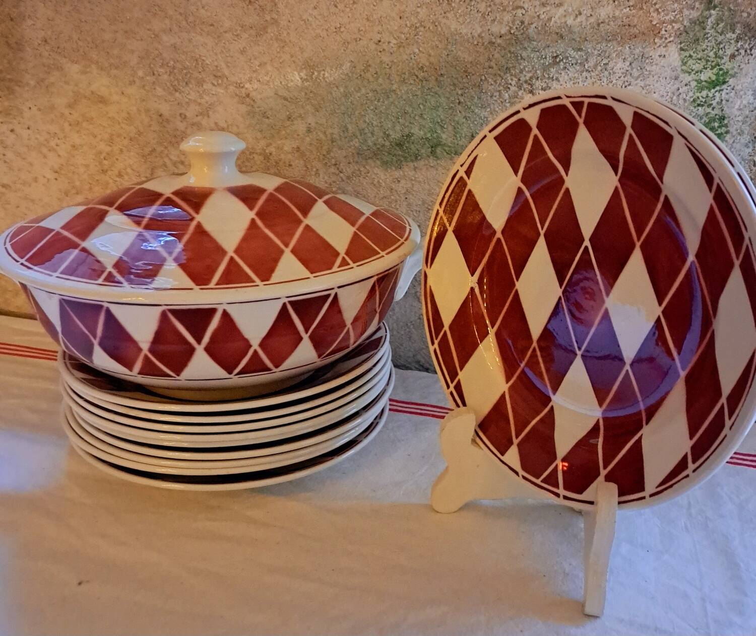 Suite of 11 plates and tureen Digoin Saarguemines