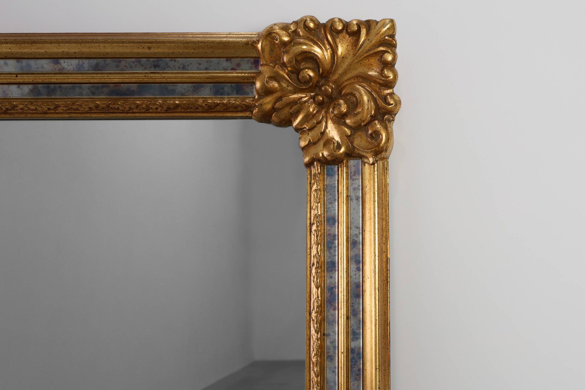 Miroir de style baroque du 20e siècle par Deknudt en résine dorée, Belgique