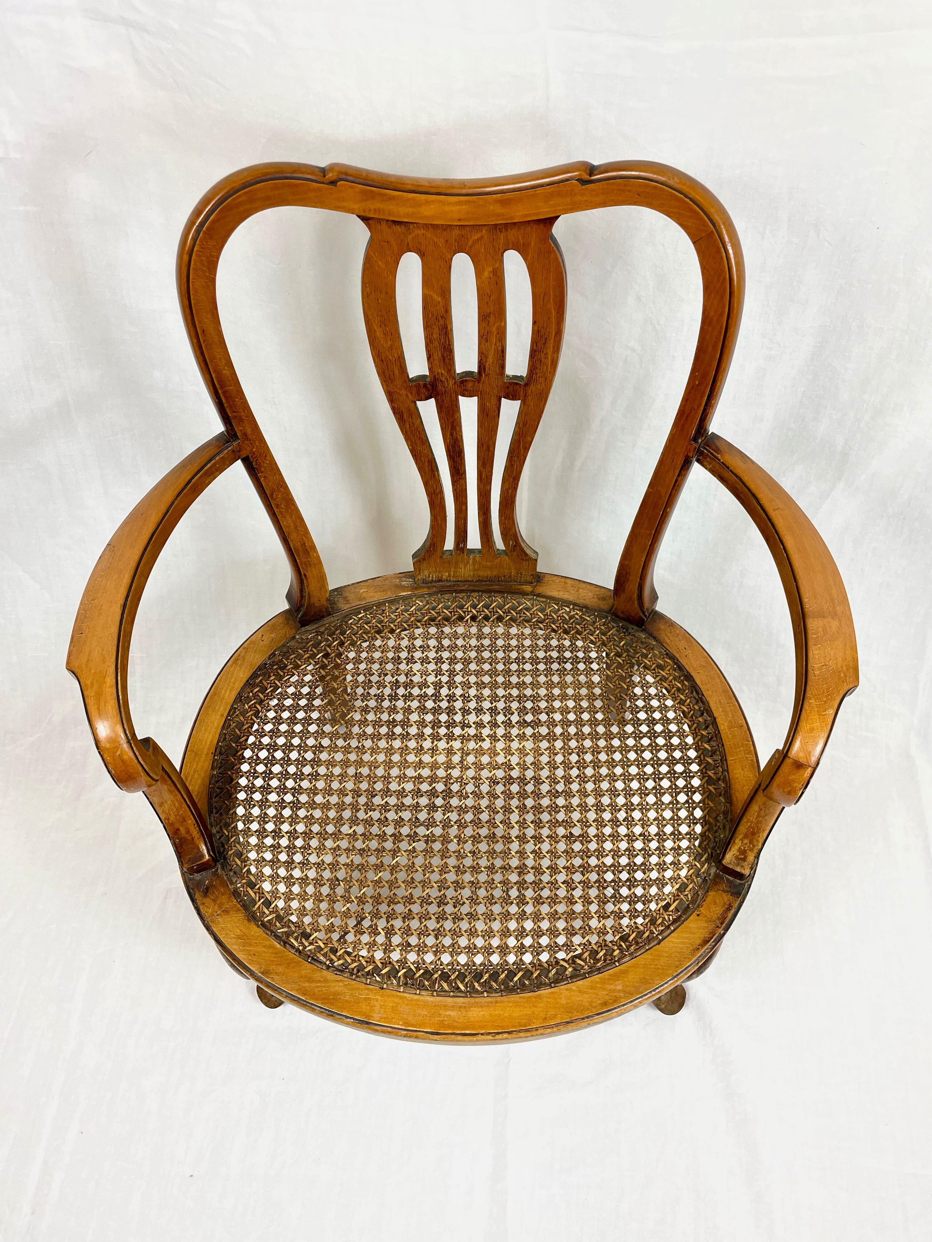 Fauteuil bas anglais en bois ajouré à assise cannée, 19e siècle