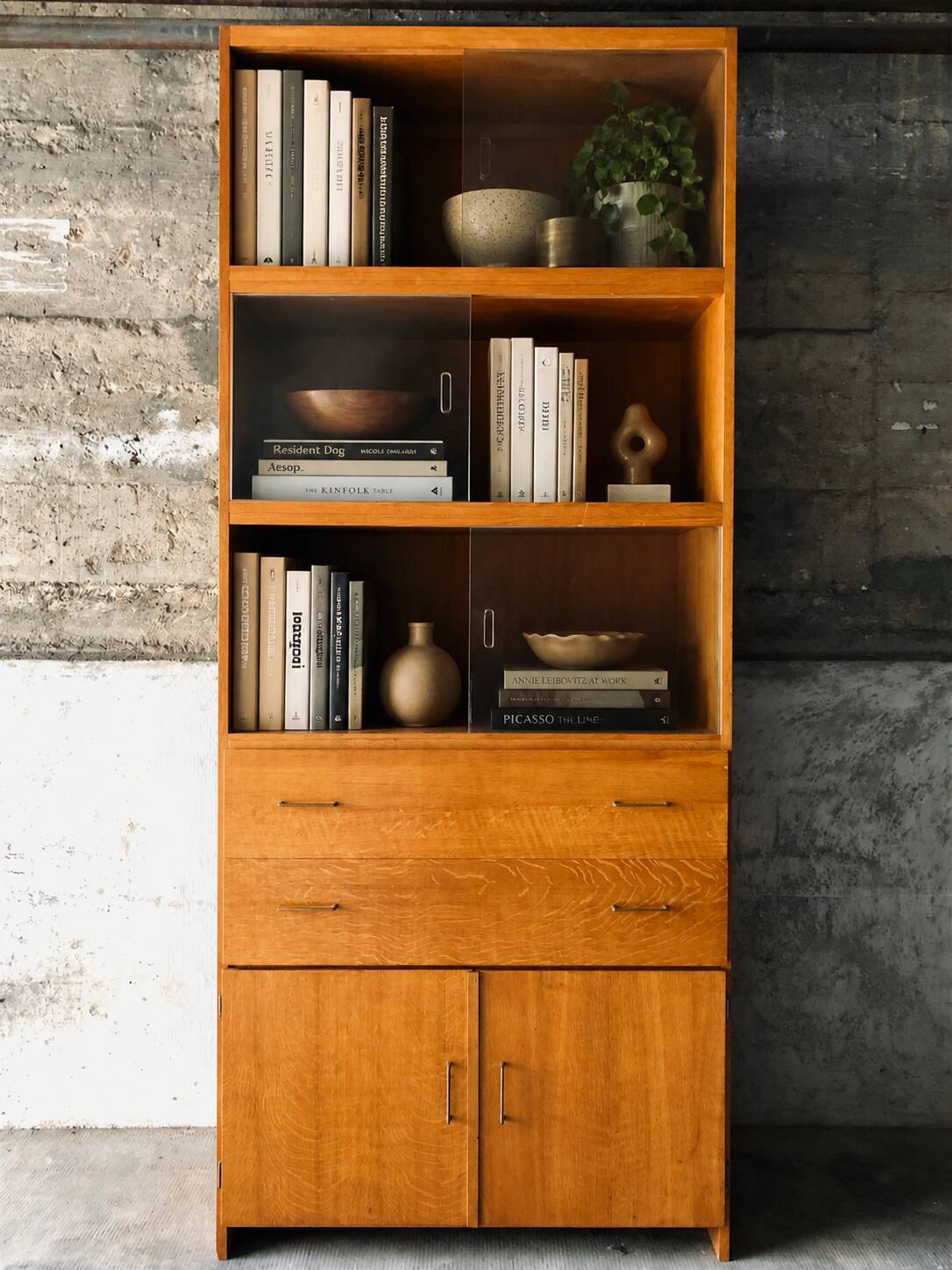 Display cabinet in Modernist style / mid-20th century