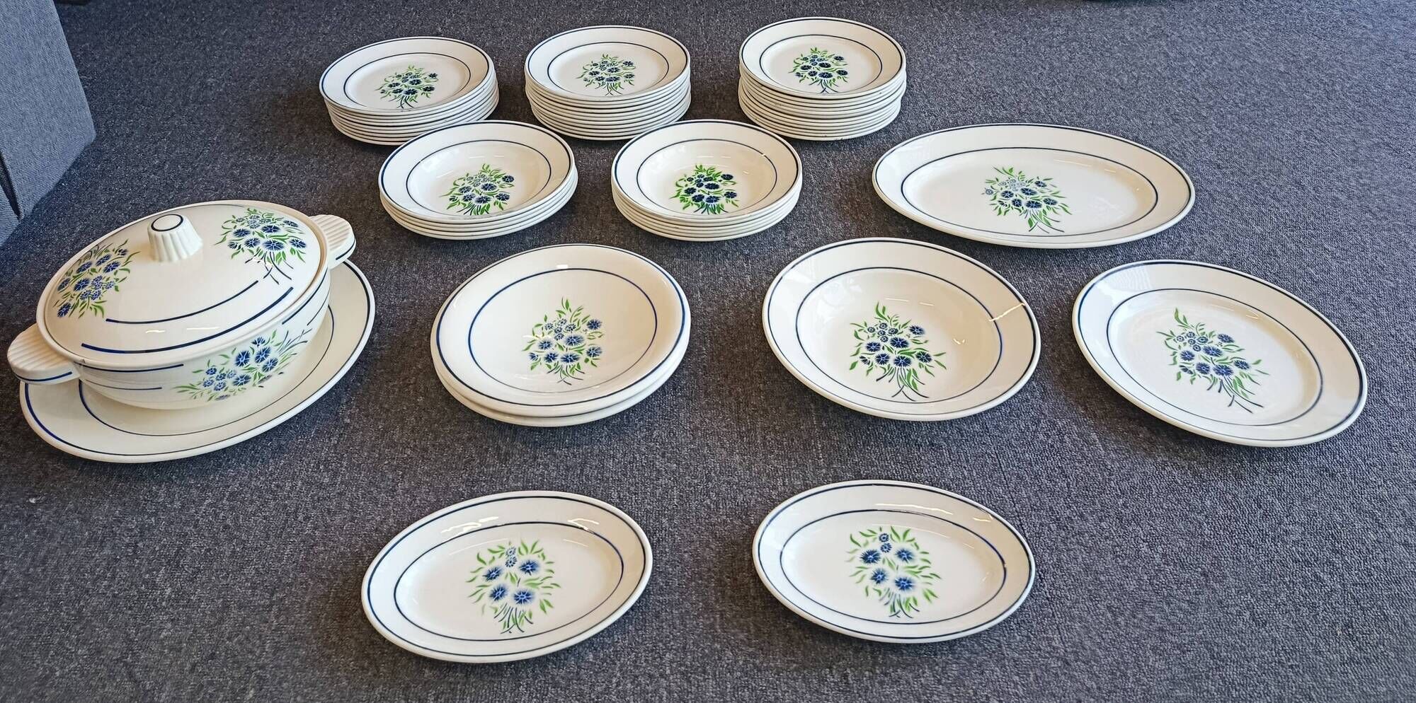 Grand table service Francine, Faïencerie de Badonviller, early 20th century.