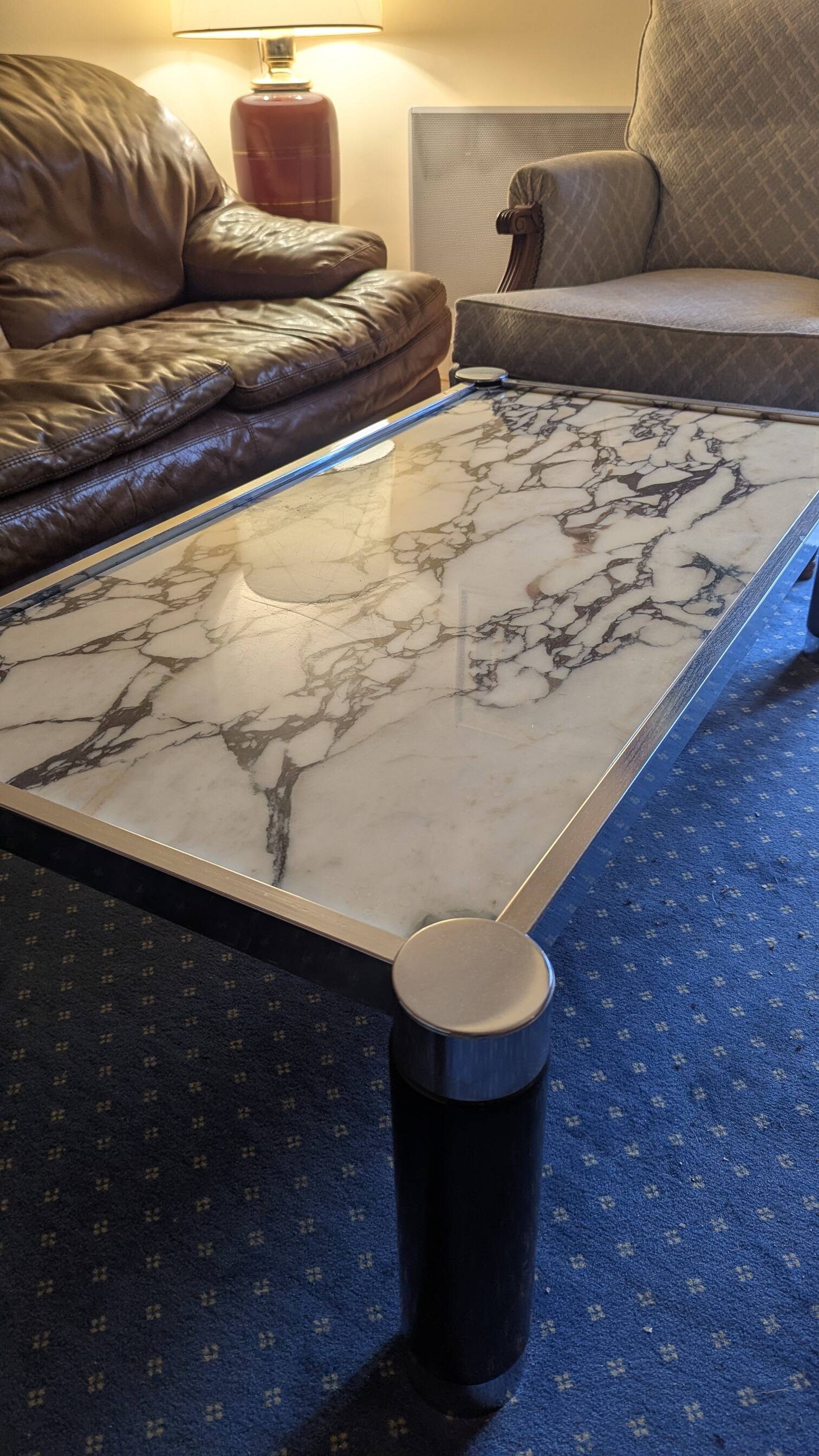Vintage coffee table in veined white Carrara marble and chrome metal – Anné