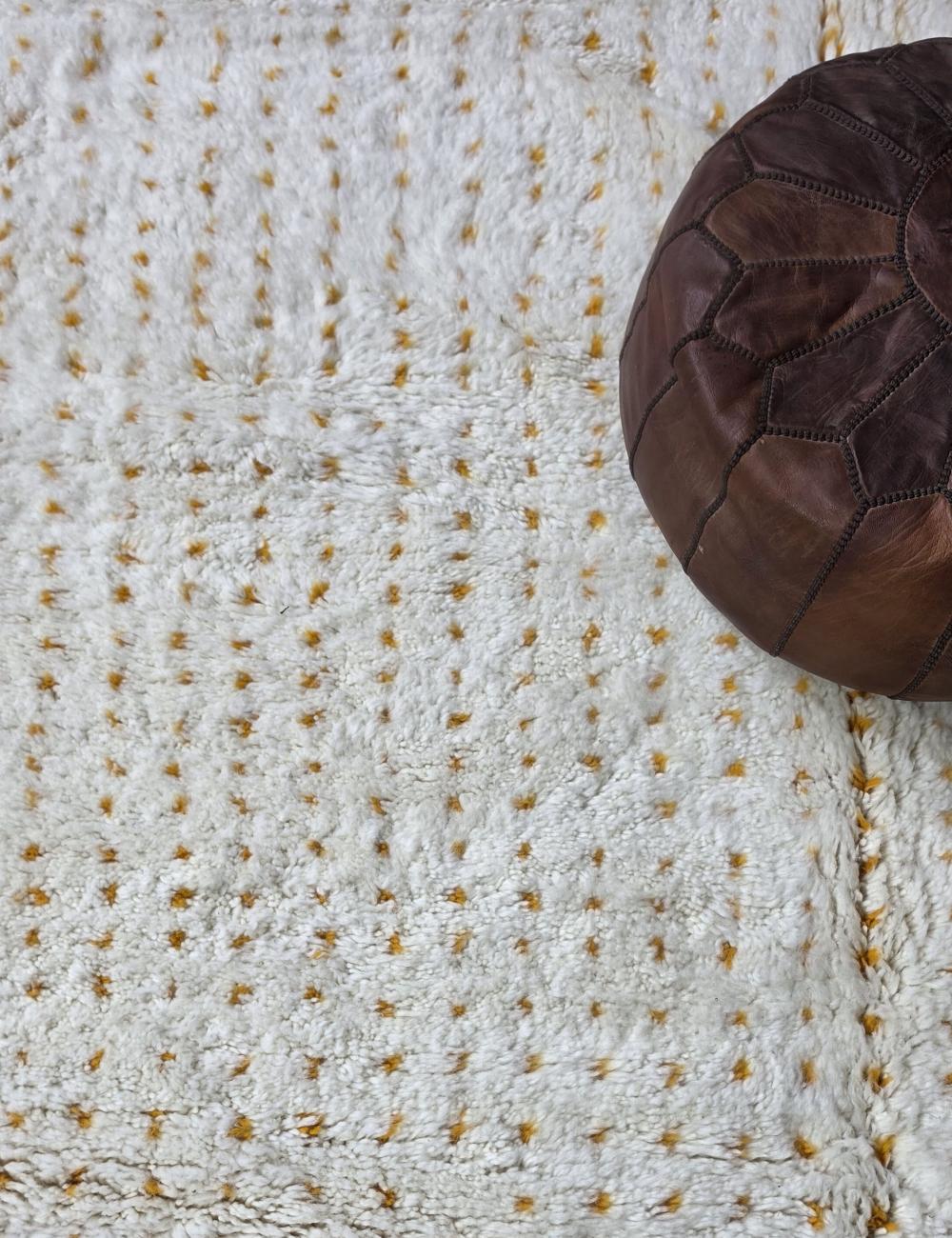 White carpet with yellow dots - 276 x 211 cm