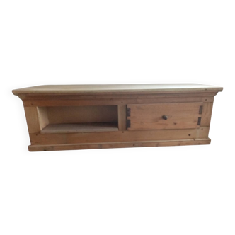 Table basse en forme de socle. en frêne clair  avec un tiroir et un casier