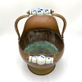 Pot en cuivre avec poignées en porcelaine.