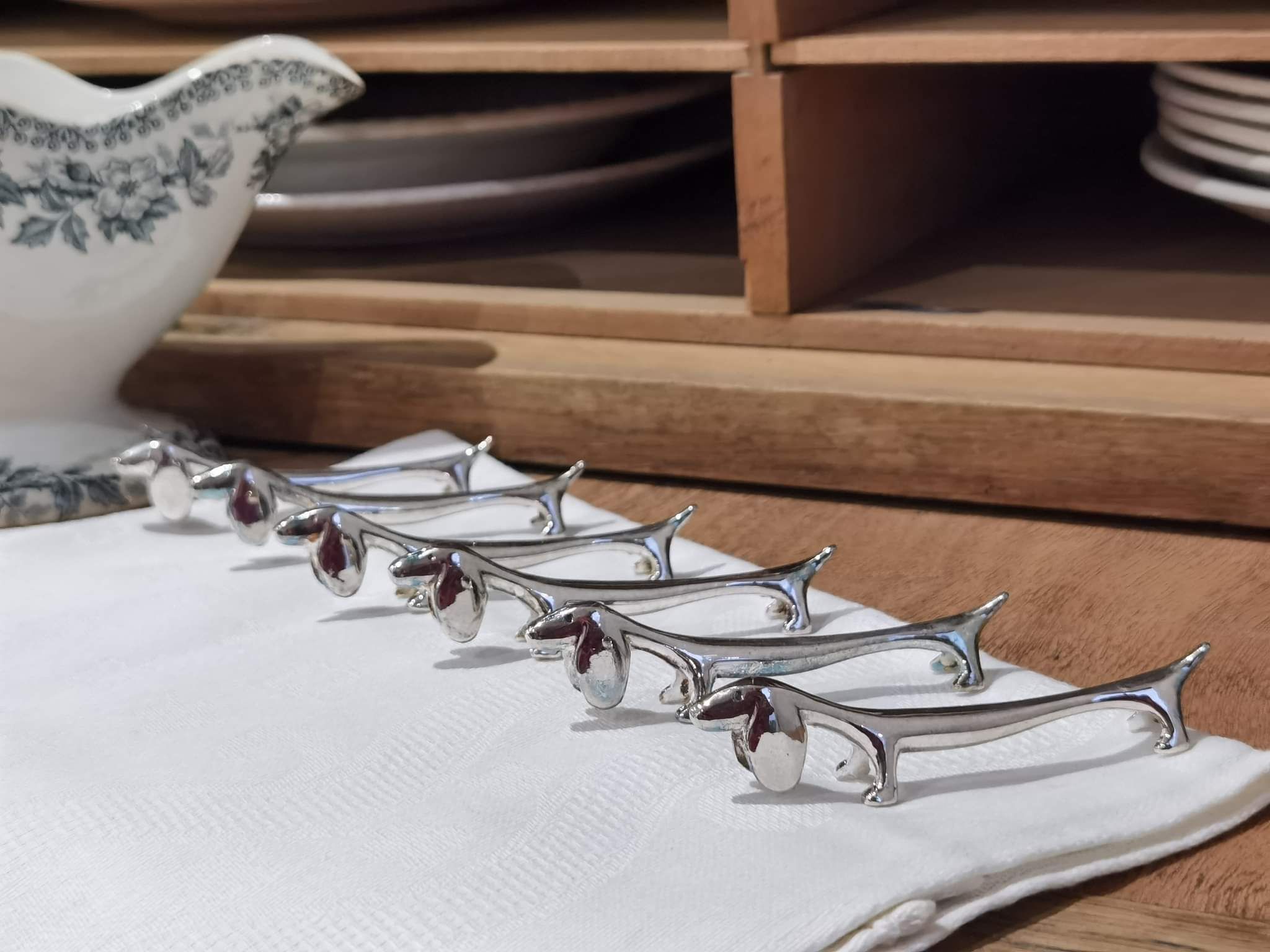 set of 6 knife holders in silver metal basset/dachshund