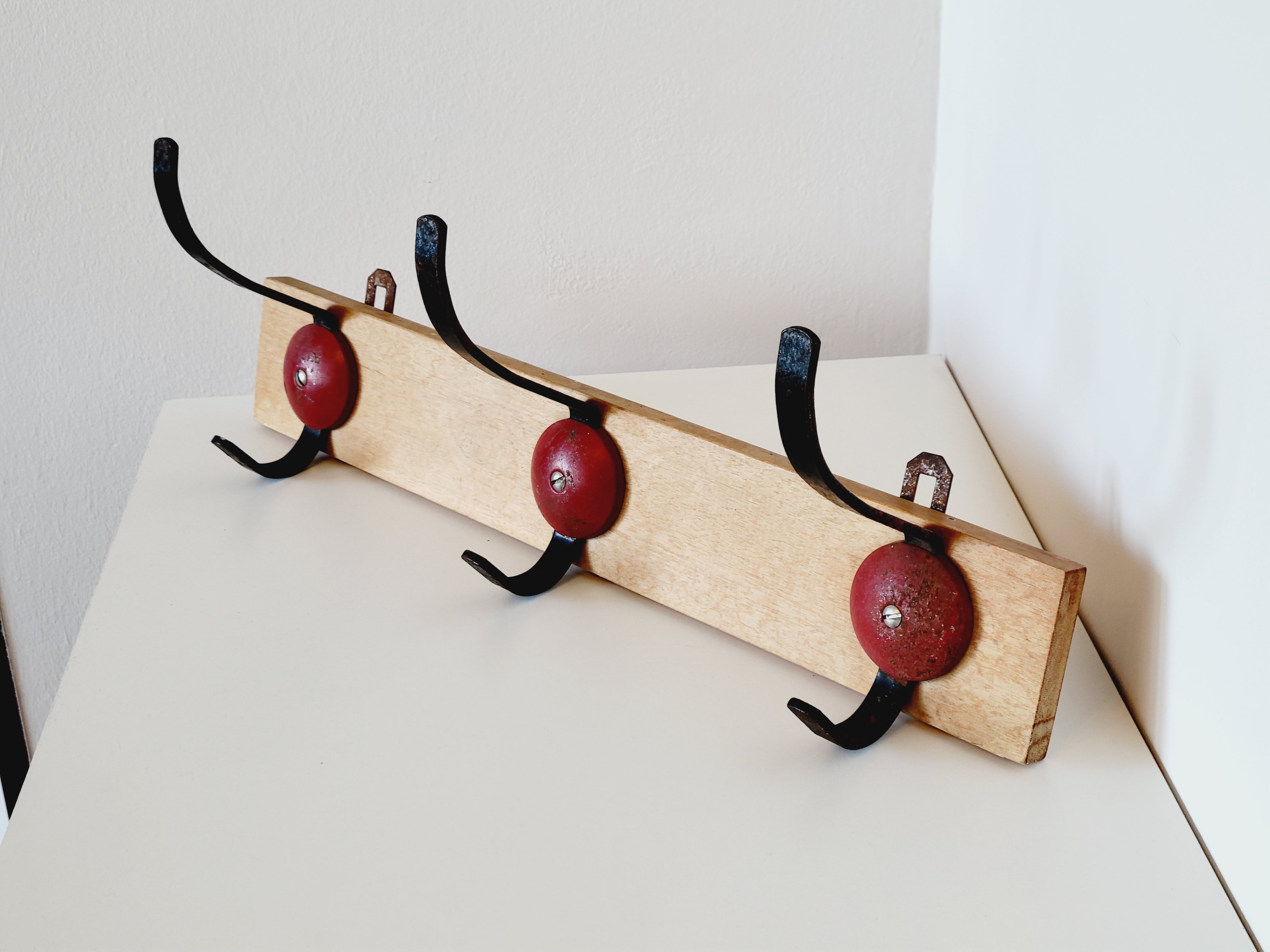 Industrial vintage coat rack 3 hooks in black and red metal