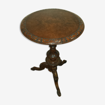 Sculpted pedestal table in Walnut of the XIX century