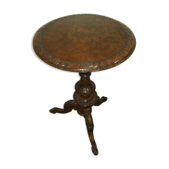 Sculpted pedestal table in Walnut of the XIX century