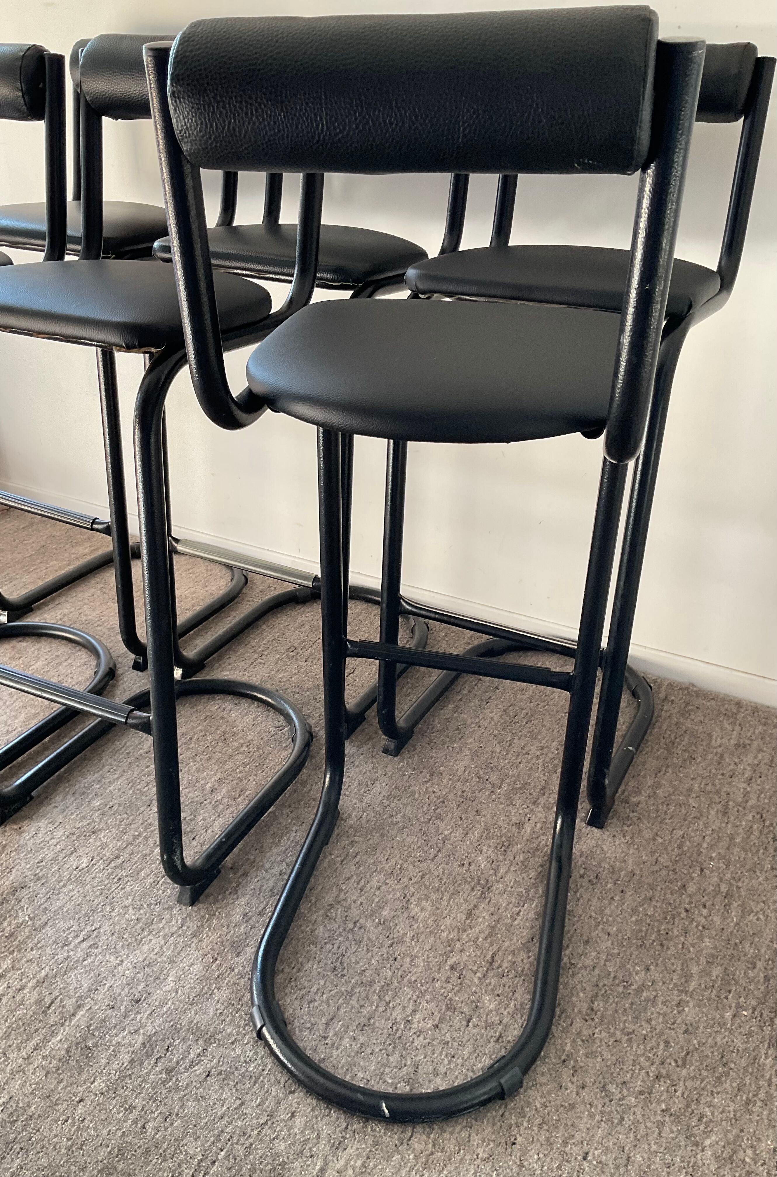 Série de 6 tabourets tubulaire et skaï, années 70- 80