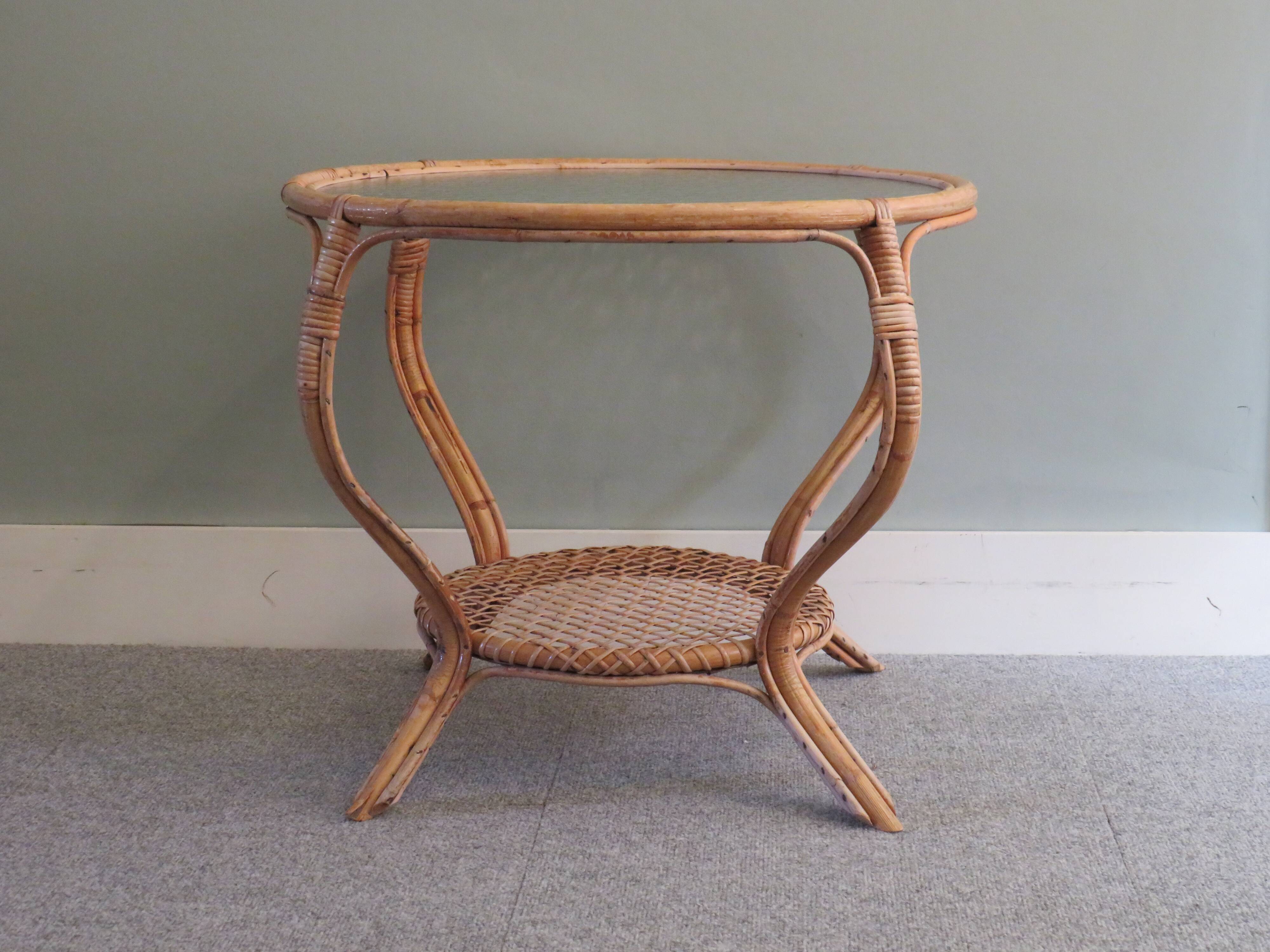 Table basse ronde années 60, rotin et verre à bulles