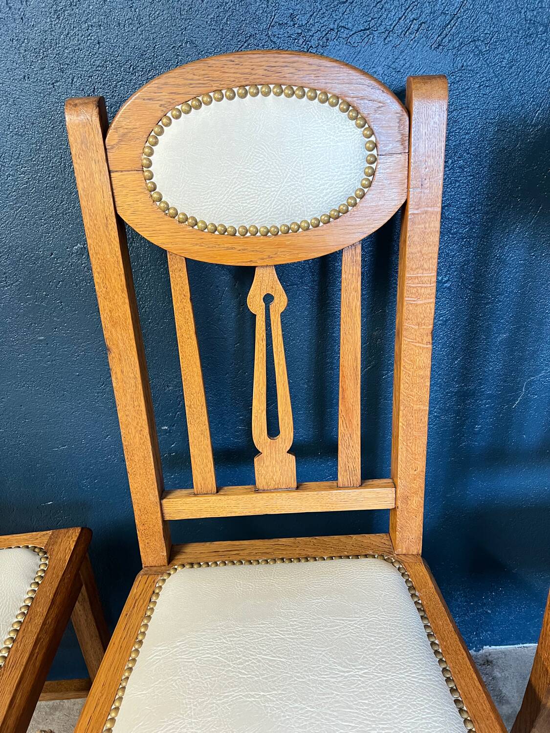 6 chaises en chêne et cuir blanc cassé