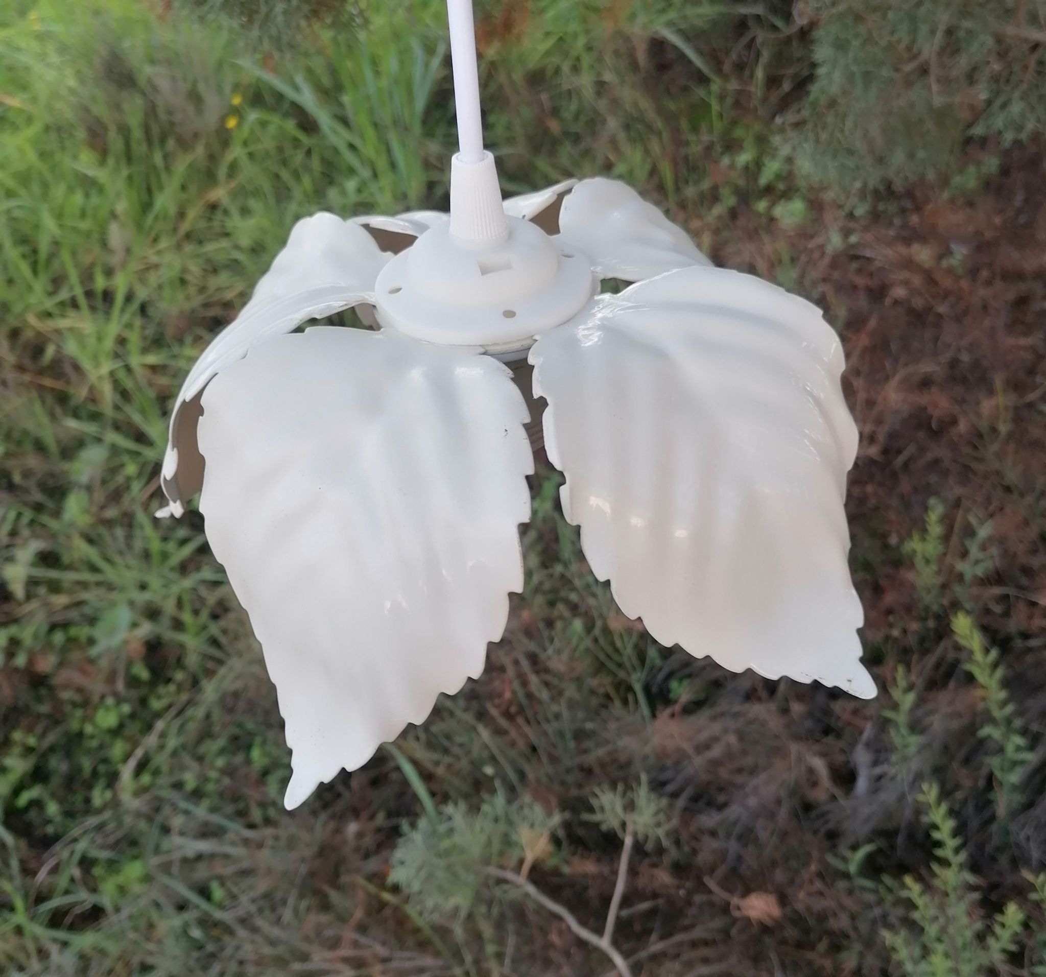 Metal flower pendant lamp
