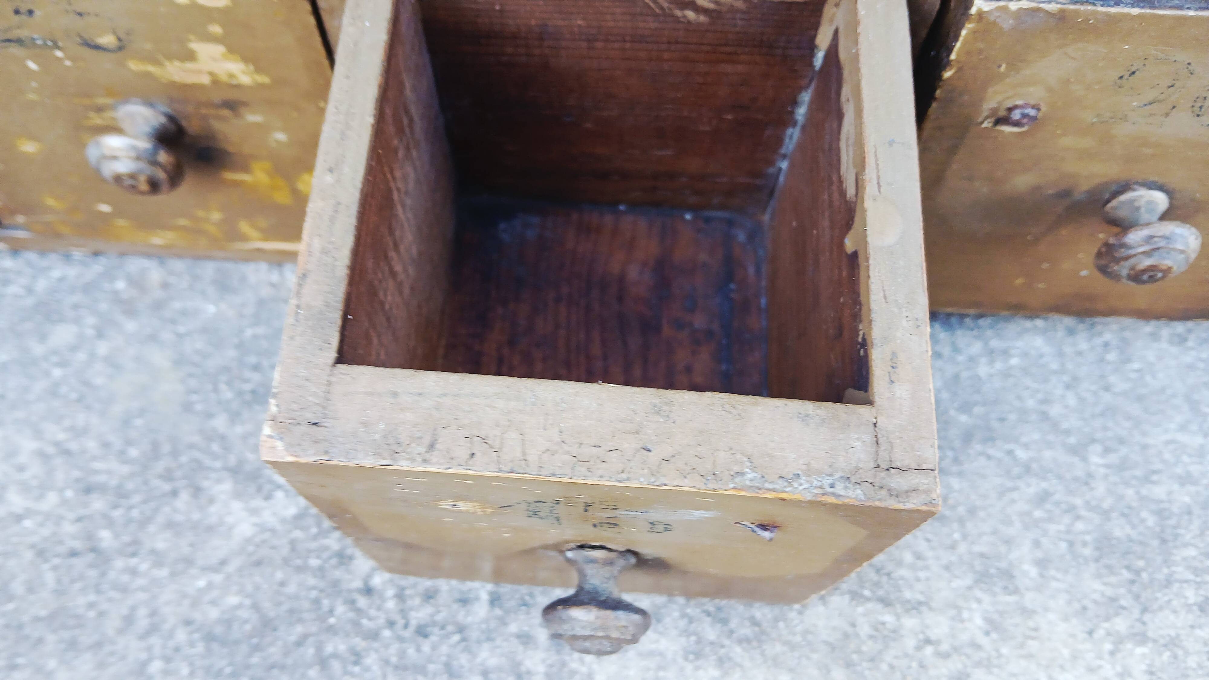 Workshop furniture with 30 drawers