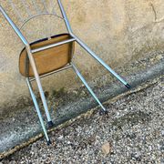 Chaise chromée en Formica bleue