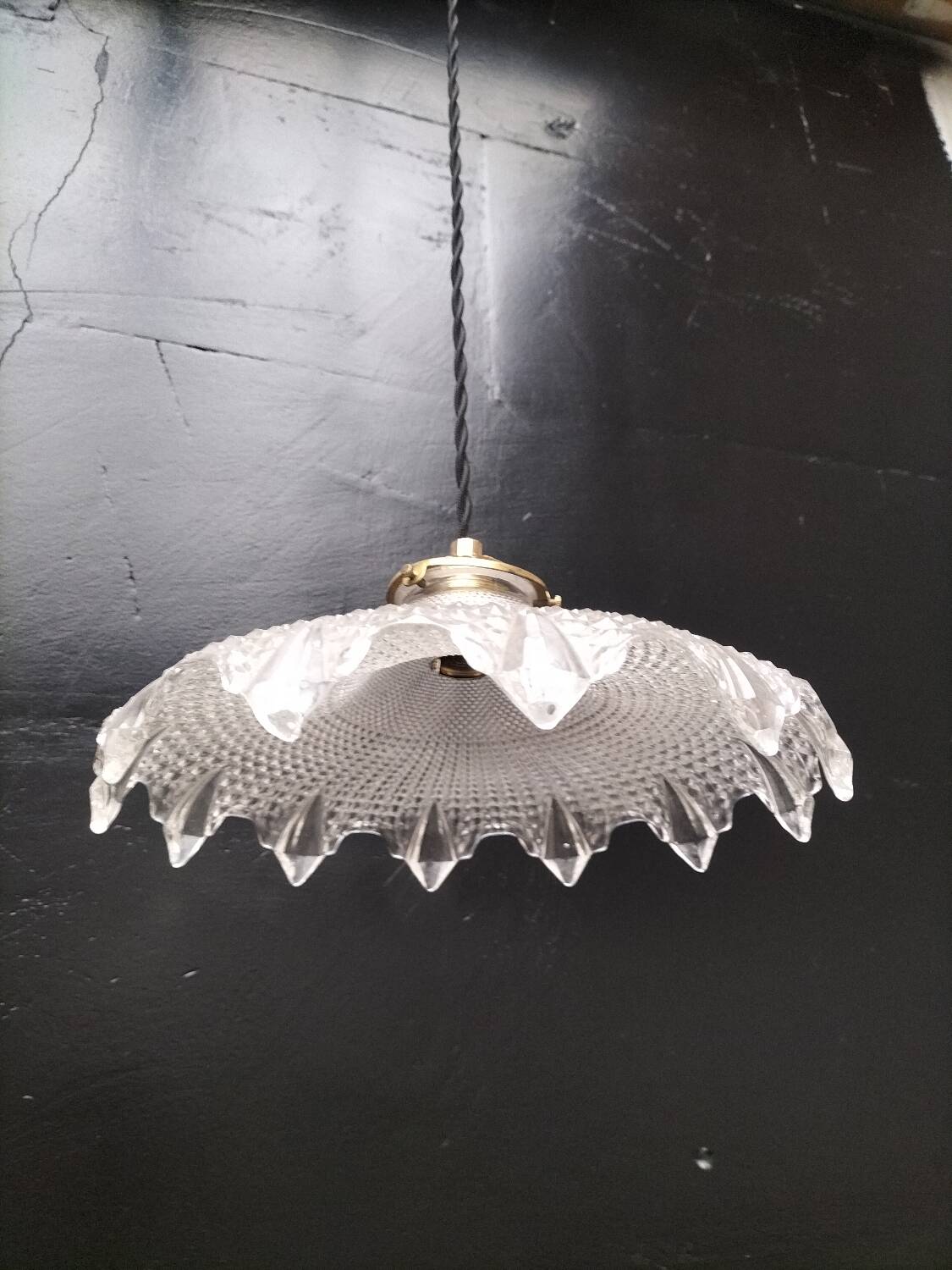 Holophane glass suspension