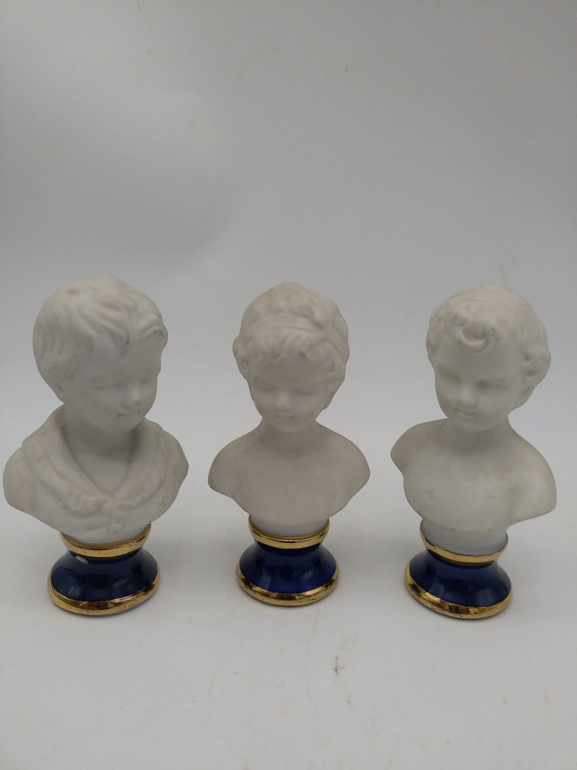 Bustes enfants en biscuit .Capodimonte. 9 cm .