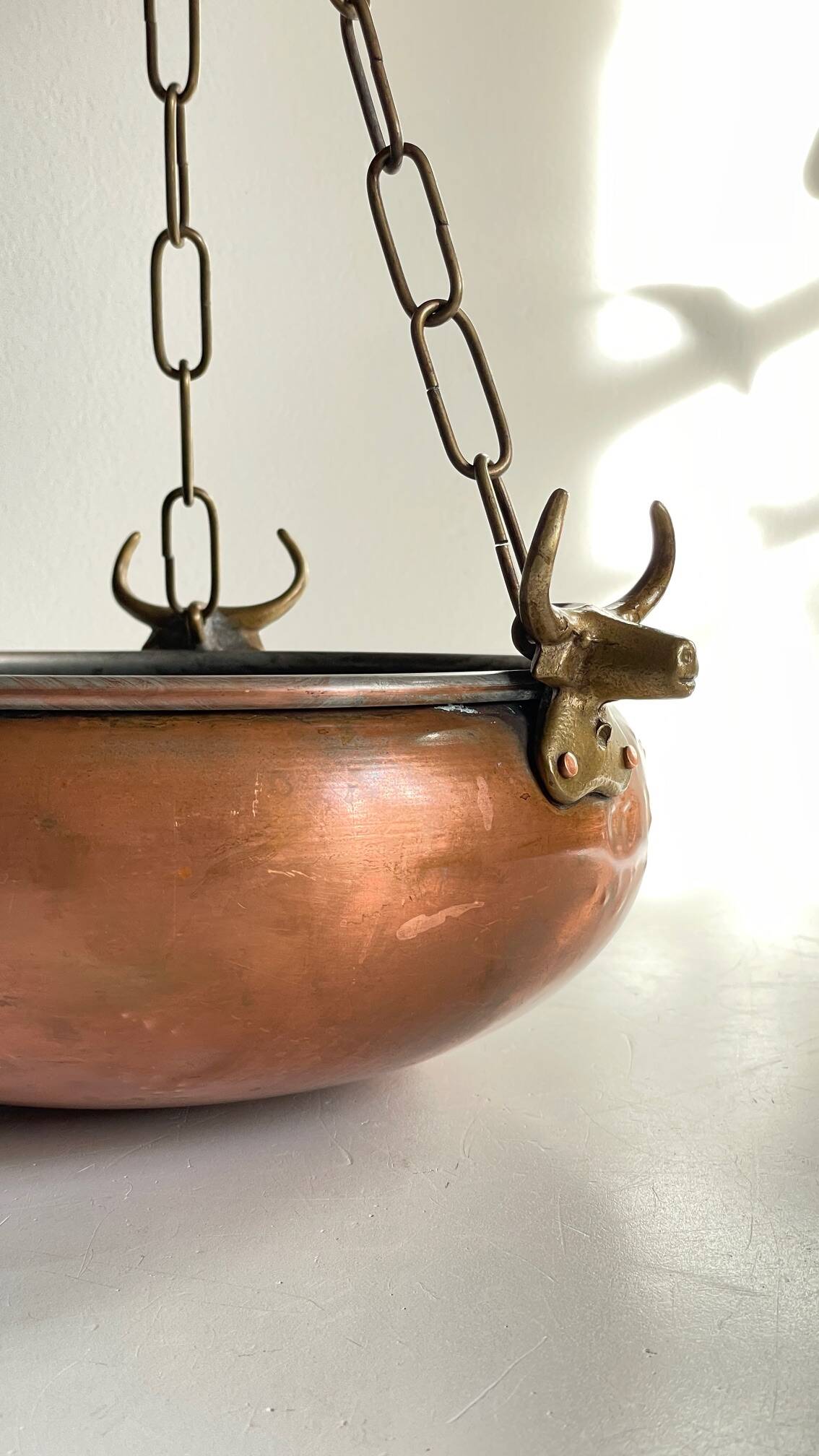 Cache-pot suspendu aux 3 buffles vintage