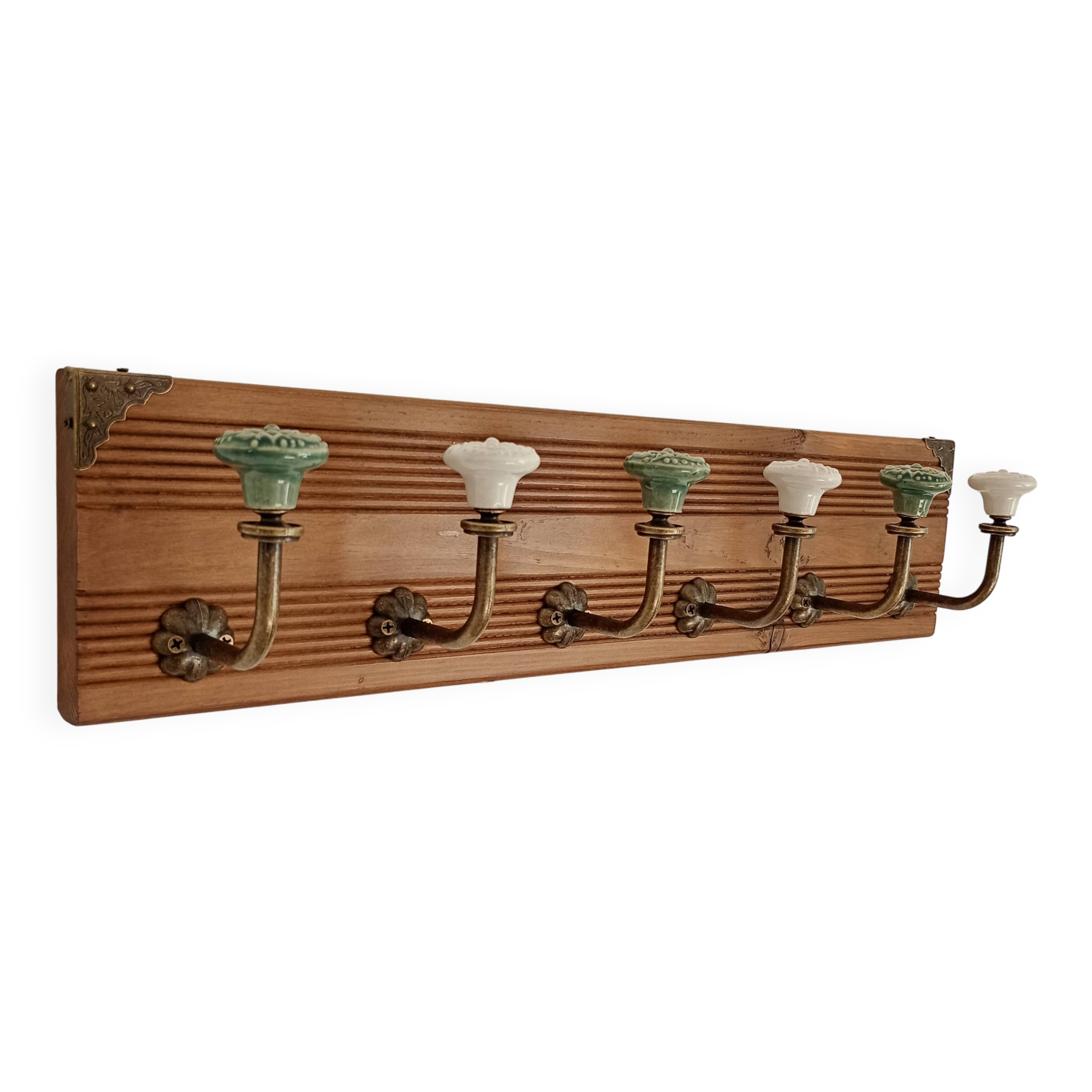 Vintage wall coat rack with 6 ceramic hooks – grooved wood 60 cm