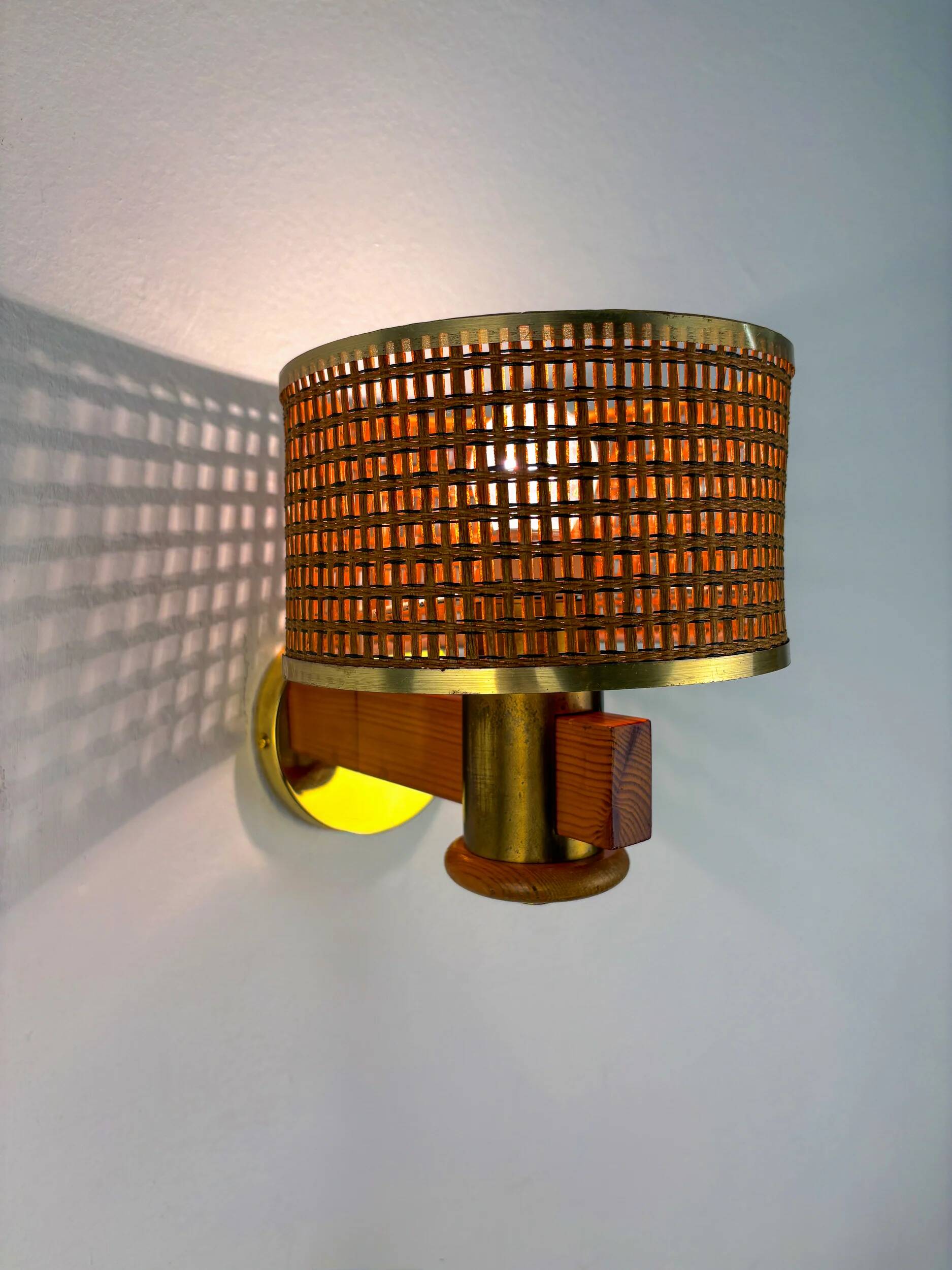 Vintage rattan & wood wall sconce, Italy, 1970s